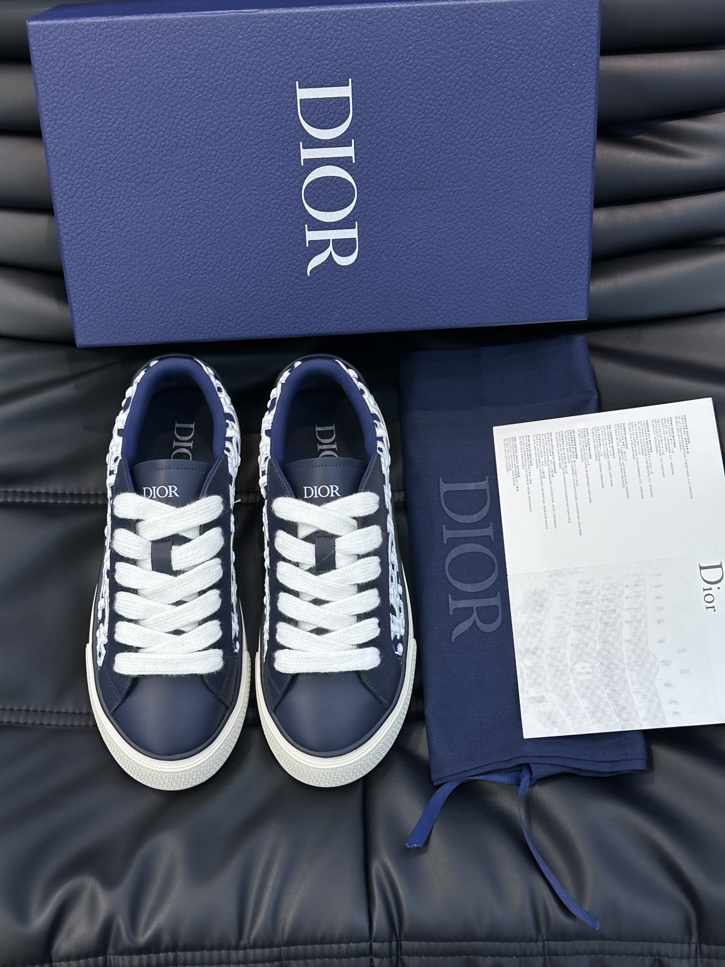 Dior这款B33运动鞋全新演绎经典的网球鞋时尚廓形突显厚重质感采用牛皮革精心制作饰以Oblique印花