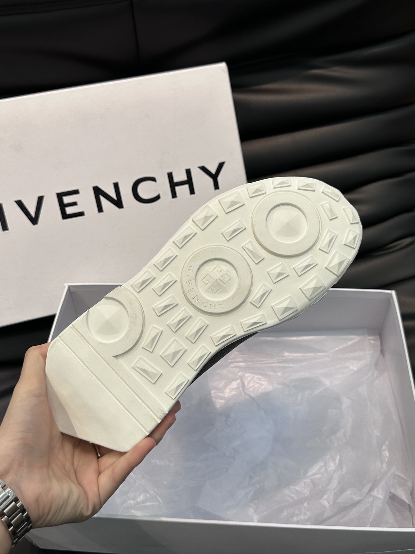 Givenchy*纪梵希新款气垫高帮袜子鞋.面料选用进口原版硬挺的针织弹力布料久穿不易变形鞋底增高舒适又