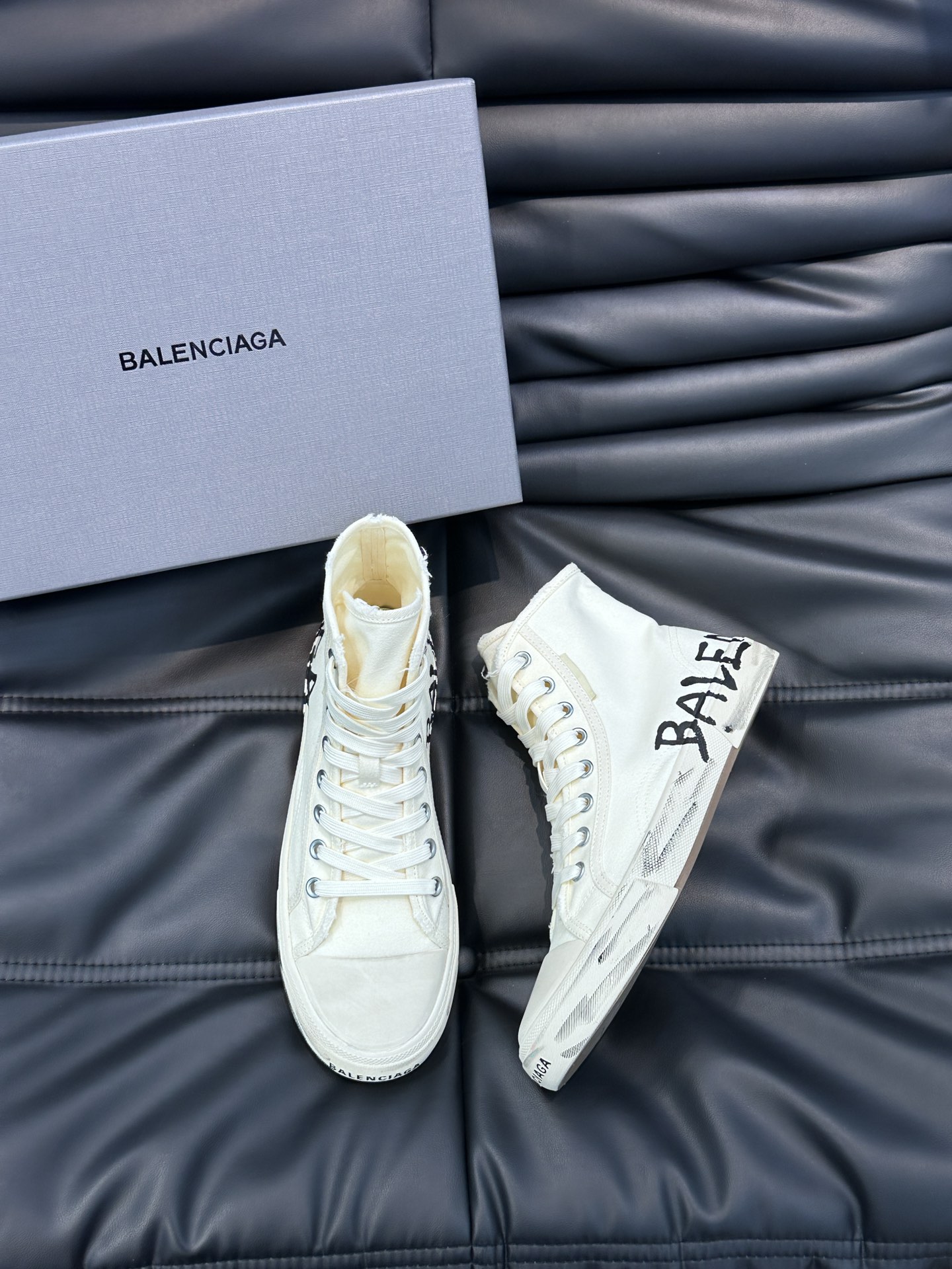 BALENCIAG*复古炮弹出击全新Paris高帮帆布鞋风格永续旧不过时！鞋面帆布轻薄透气鞋头的小鸭子嘴