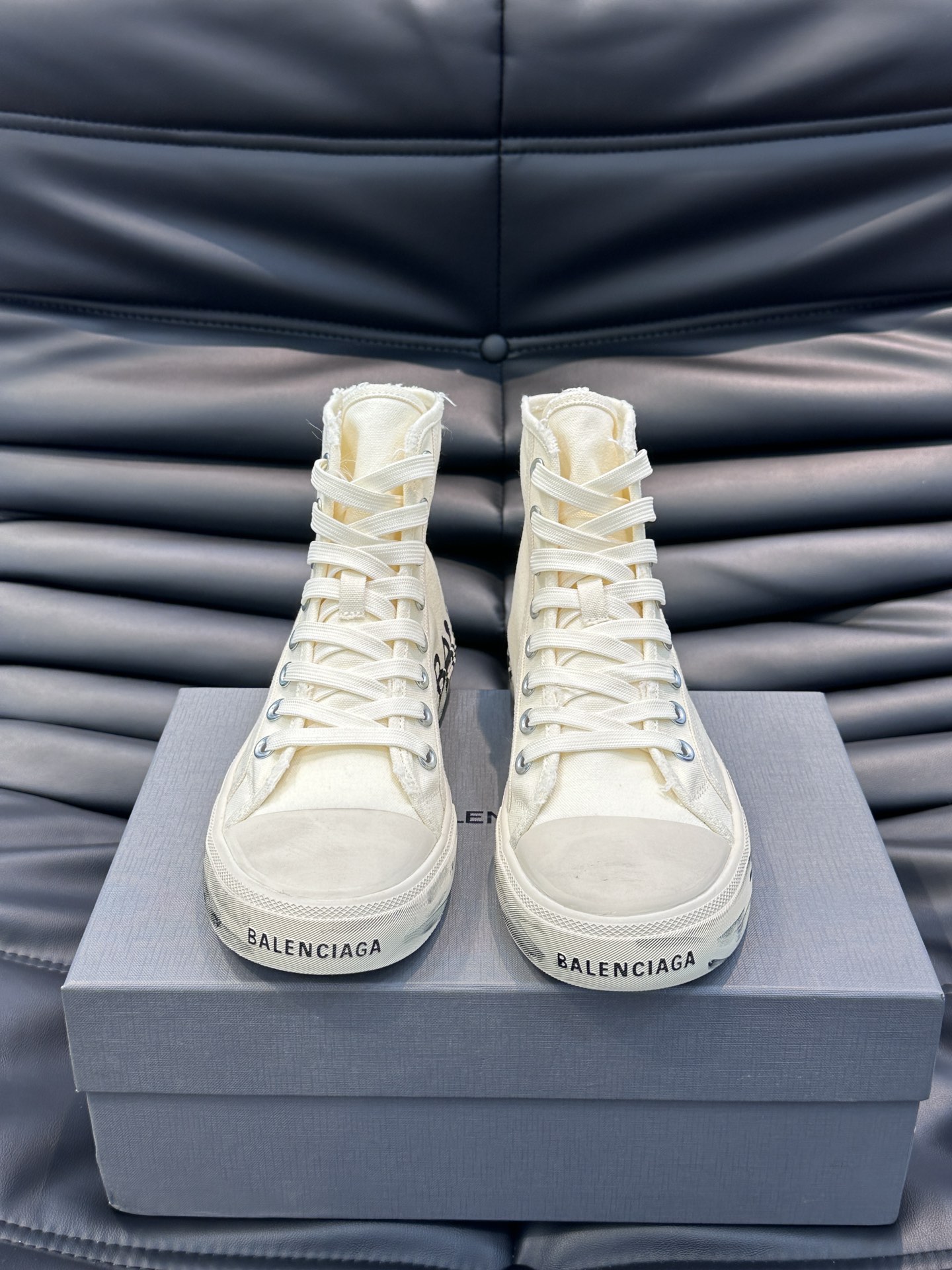 BALENCIAG*复古炮弹出击全新Paris高帮帆布鞋风格永续旧不过时！鞋面帆布轻薄透气鞋头的小鸭子嘴