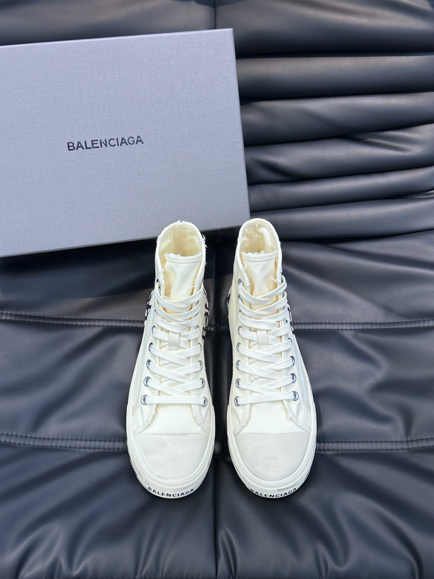 BALENCIAG*复古炮弹出击全新Paris高帮帆布鞋风格永续旧不过时！鞋面帆布轻薄透气鞋头的小鸭子嘴