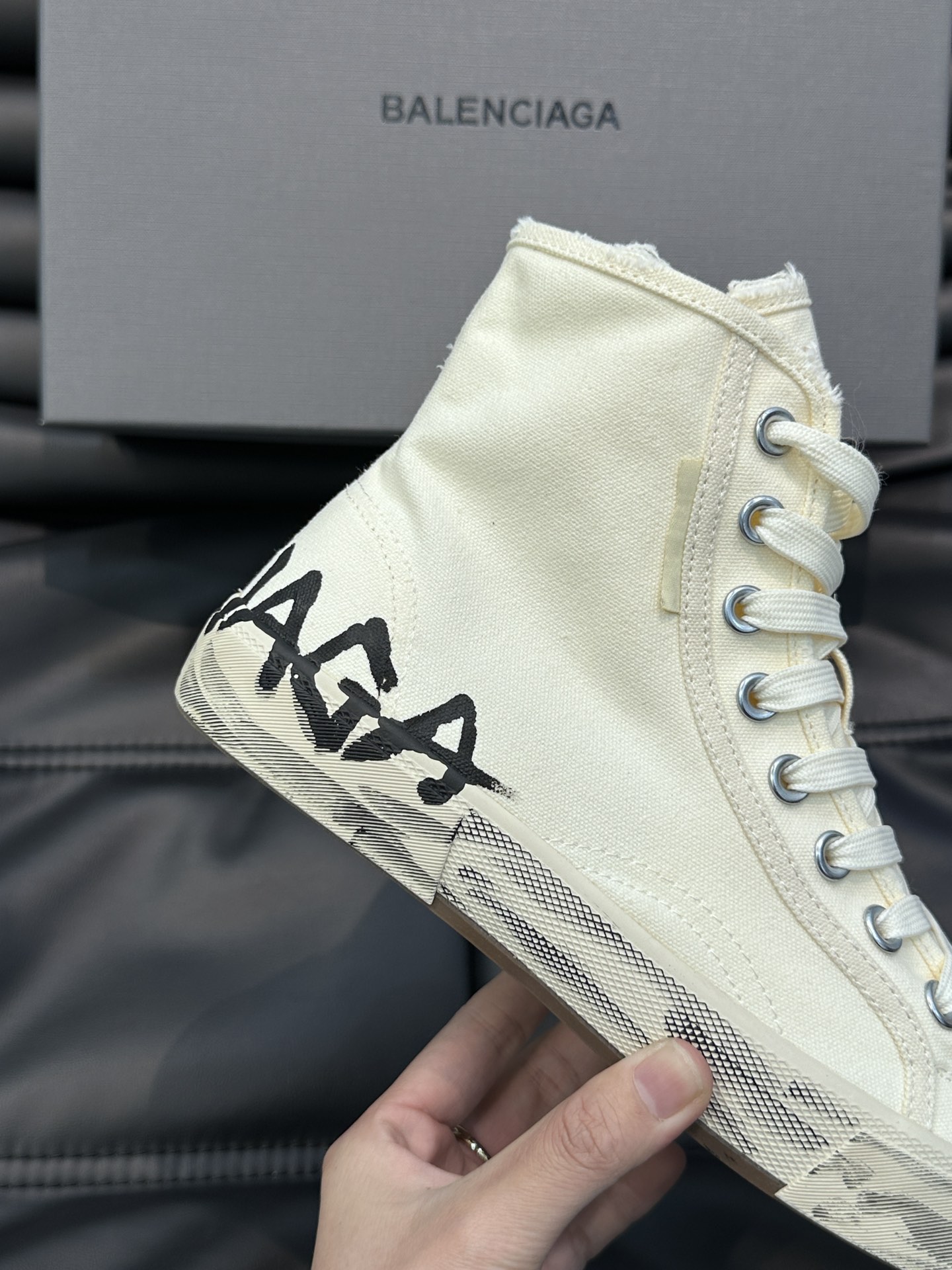 BALENCIAG*复古炮弹出击全新Paris高帮帆布鞋风格永续旧不过时！鞋面帆布轻薄透气鞋头的小鸭子嘴