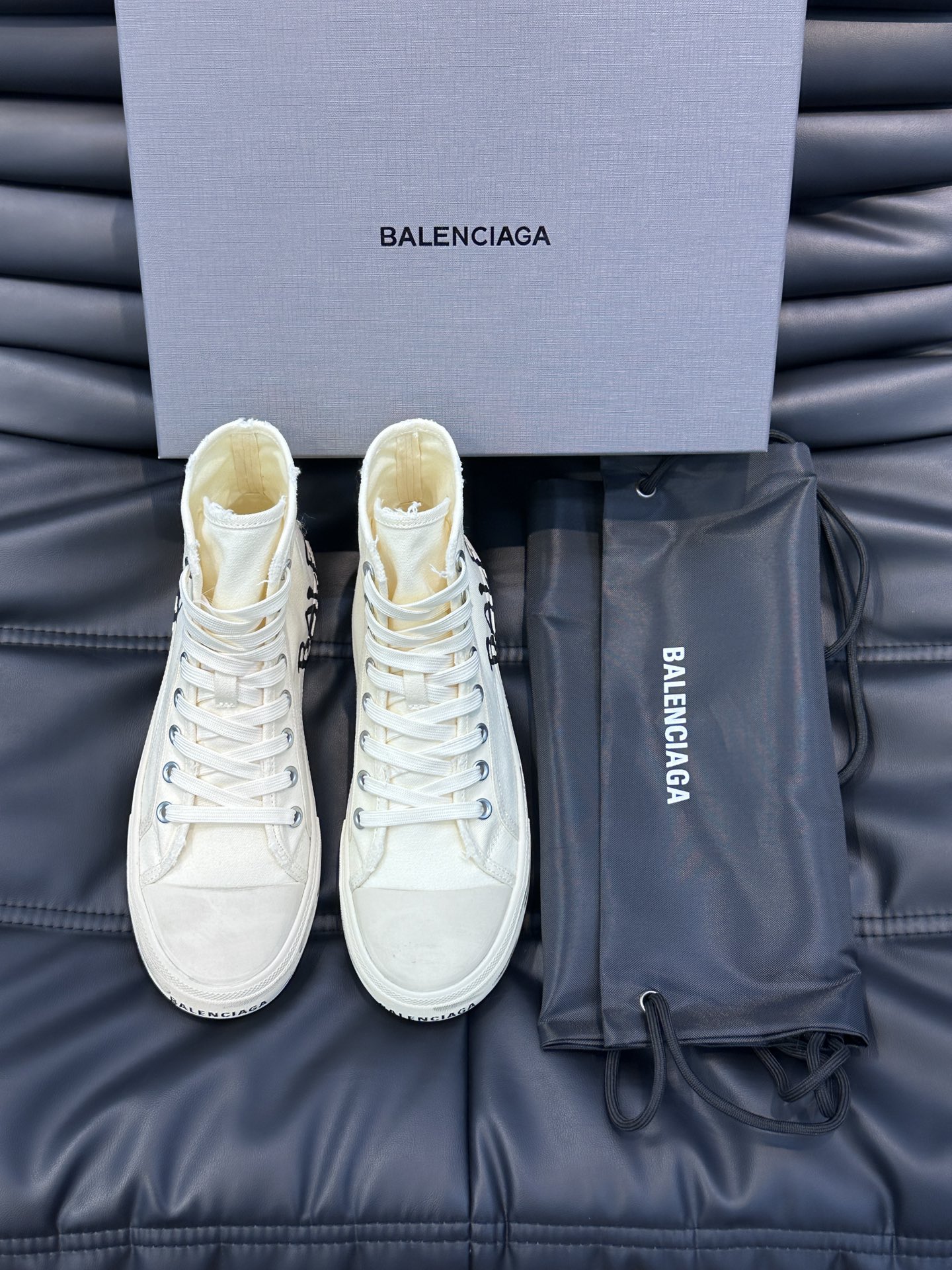 BALENCIAG*复古炮弹出击全新Paris高帮帆布鞋风格永续旧不过时！鞋面帆布轻薄透气鞋头的小鸭子嘴