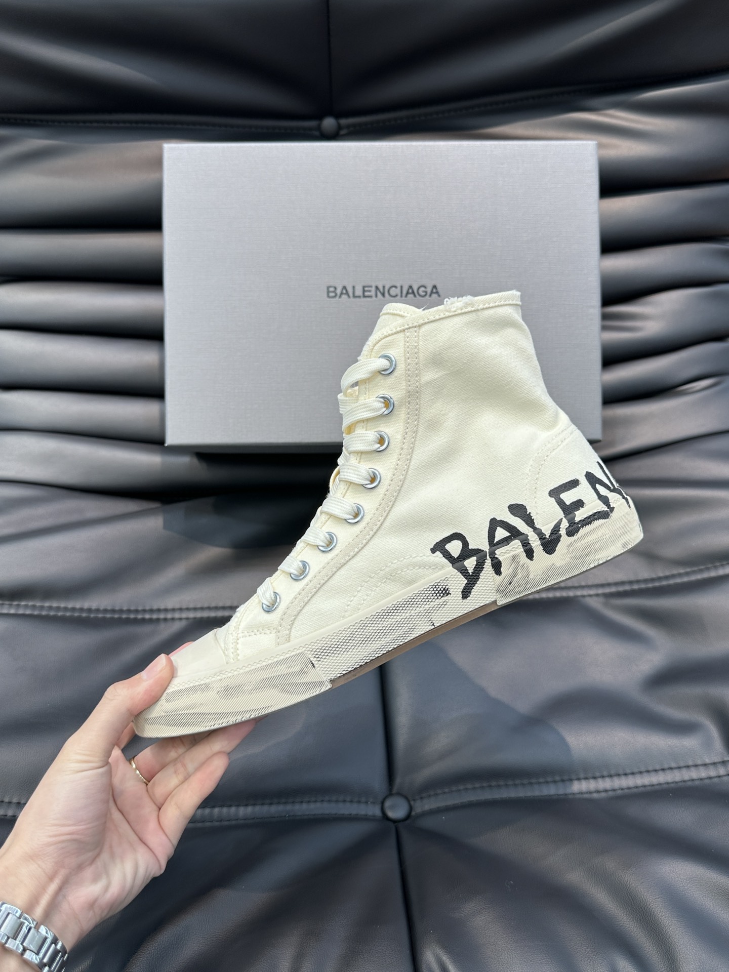 BALENCIAG*复古炮弹出击全新Paris高帮帆布鞋风格永续旧不过时！鞋面帆布轻薄透气鞋头的小鸭子嘴