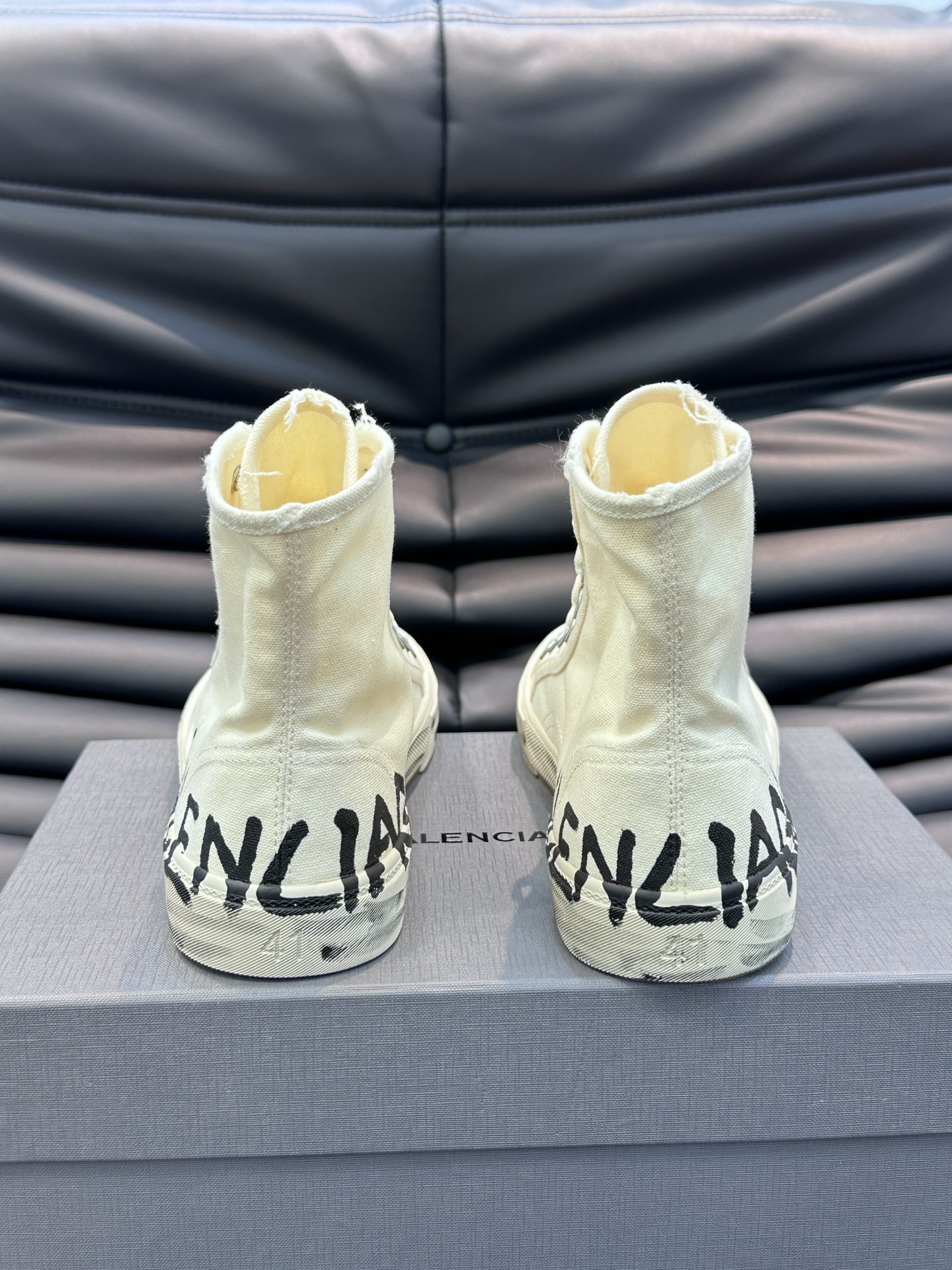 BALENCIAG*复古炮弹出击全新Paris高帮帆布鞋风格永续旧不过时！鞋面帆布轻薄透气鞋头的小鸭子嘴