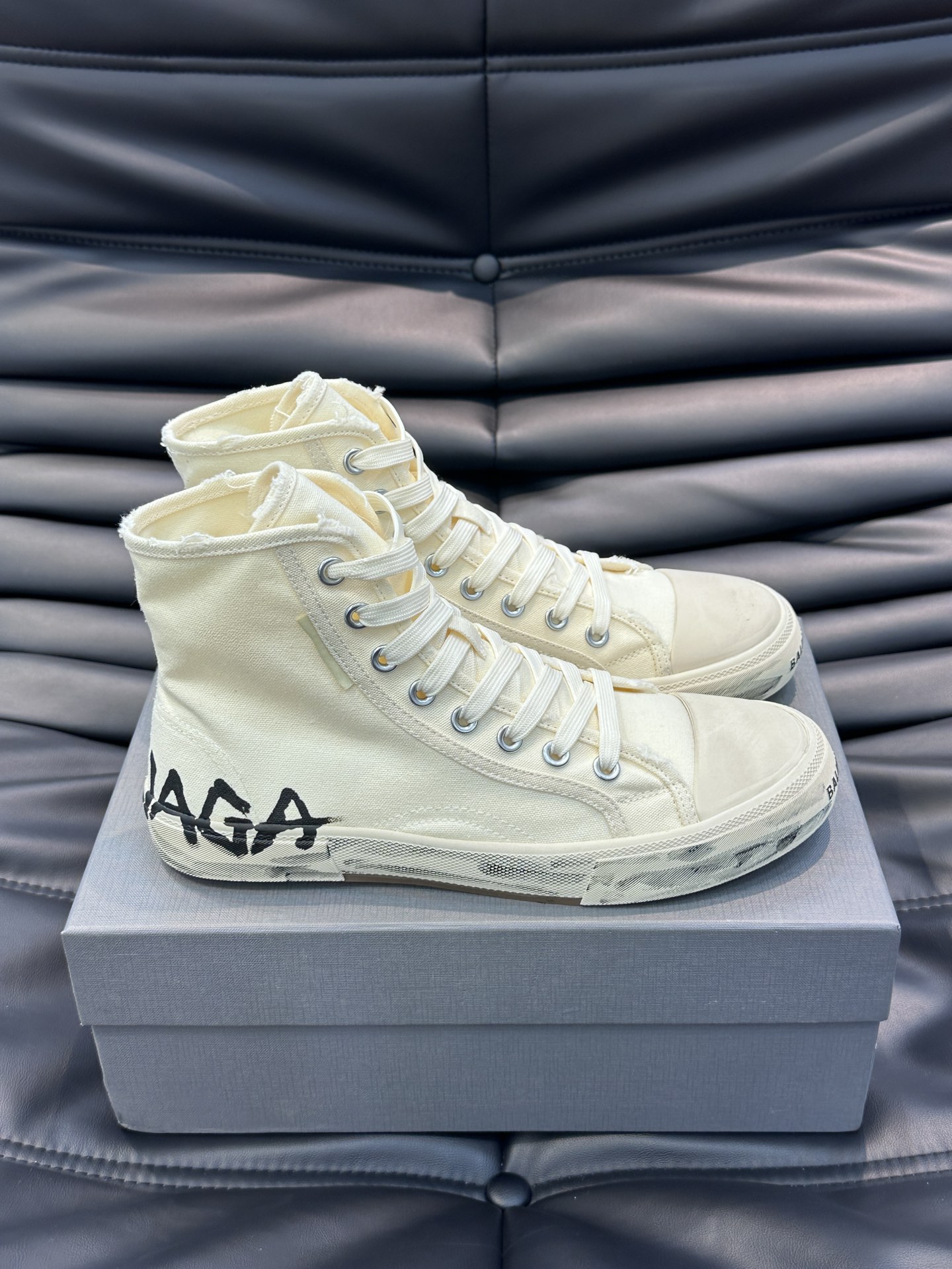 BALENCIAG*复古炮弹出击全新Paris高帮帆布鞋风格永续旧不过时！鞋面帆布轻薄透气鞋头的小鸭子嘴