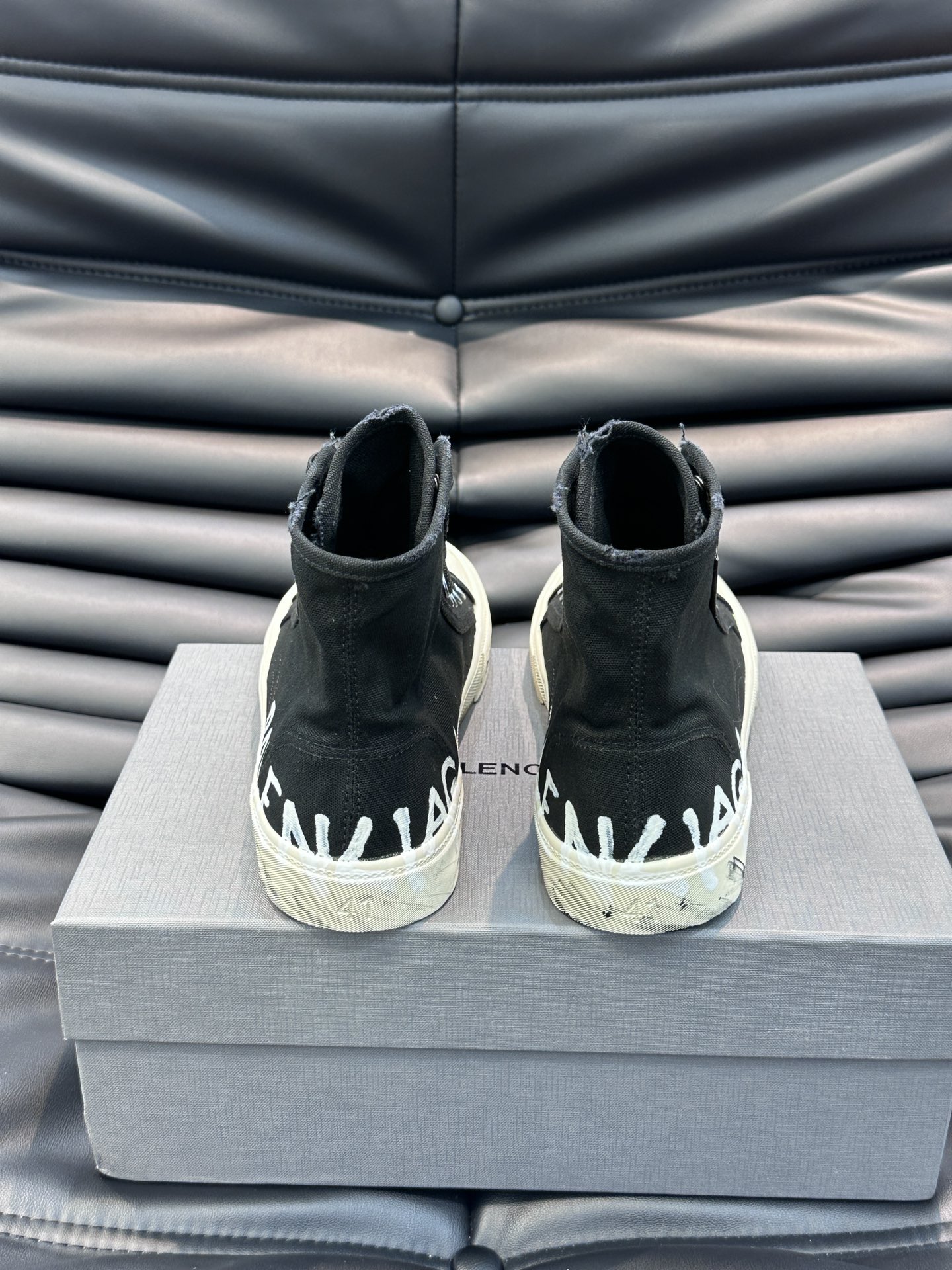 BALENCIAG*复古炮弹出击全新Paris高帮帆布鞋风格永续旧不过时！鞋面帆布轻薄透气鞋头的小鸭子嘴