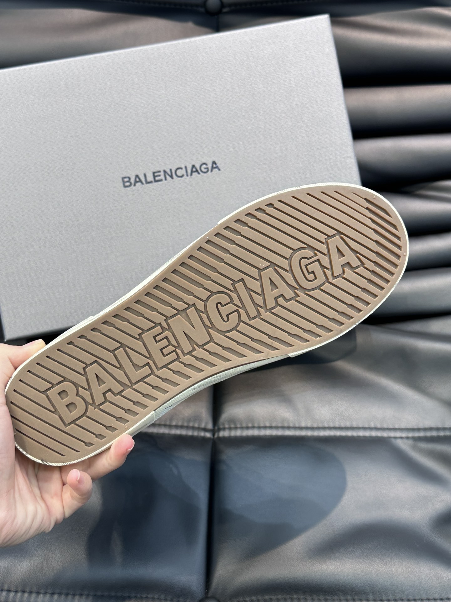 BALENCIAG*复古炮弹出击全新Paris高帮帆布鞋风格永续旧不过时！鞋面帆布轻薄透气鞋头的小鸭子嘴