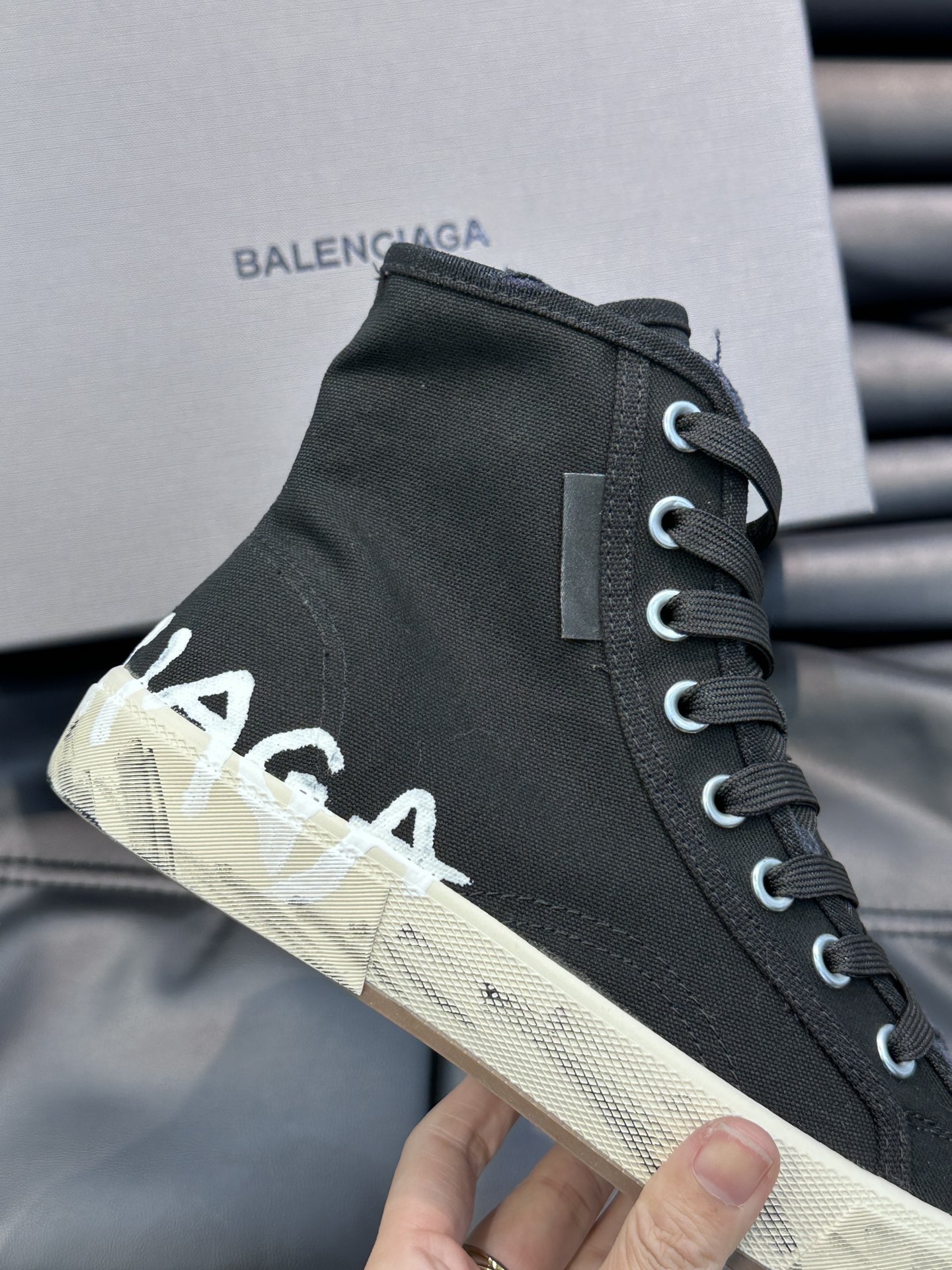 BALENCIAG*复古炮弹出击全新Paris高帮帆布鞋风格永续旧不过时！鞋面帆布轻薄透气鞋头的小鸭子嘴