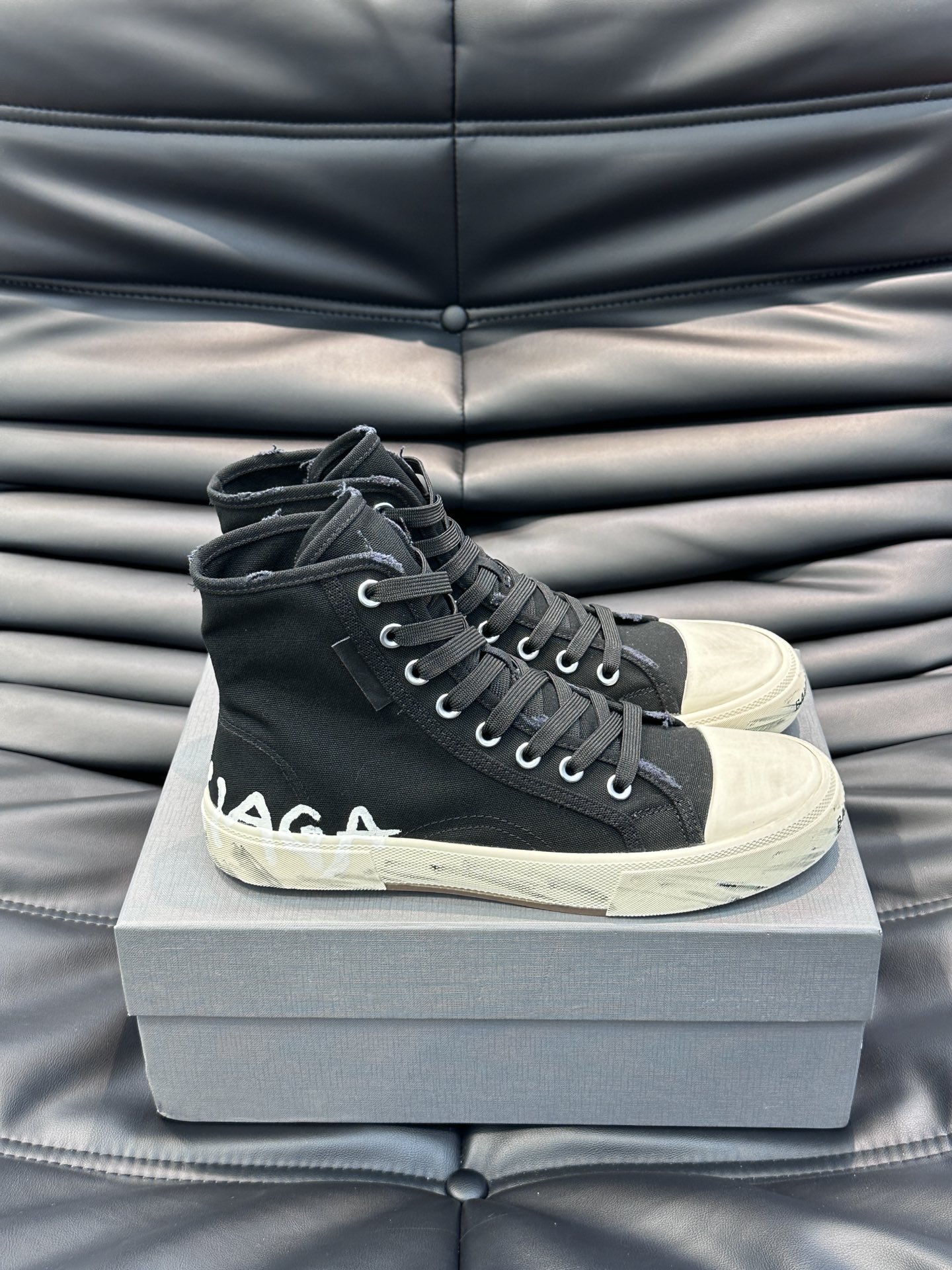 BALENCIAG*复古炮弹出击全新Paris高帮帆布鞋风格永续旧不过时！鞋面帆布轻薄透气鞋头的小鸭子嘴