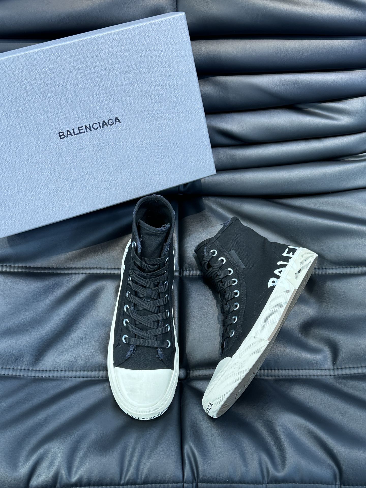 BALENCIAG*复古炮弹出击全新Paris高帮帆布鞋风格永续旧不过时！鞋面帆布轻薄透气鞋头的小鸭子嘴