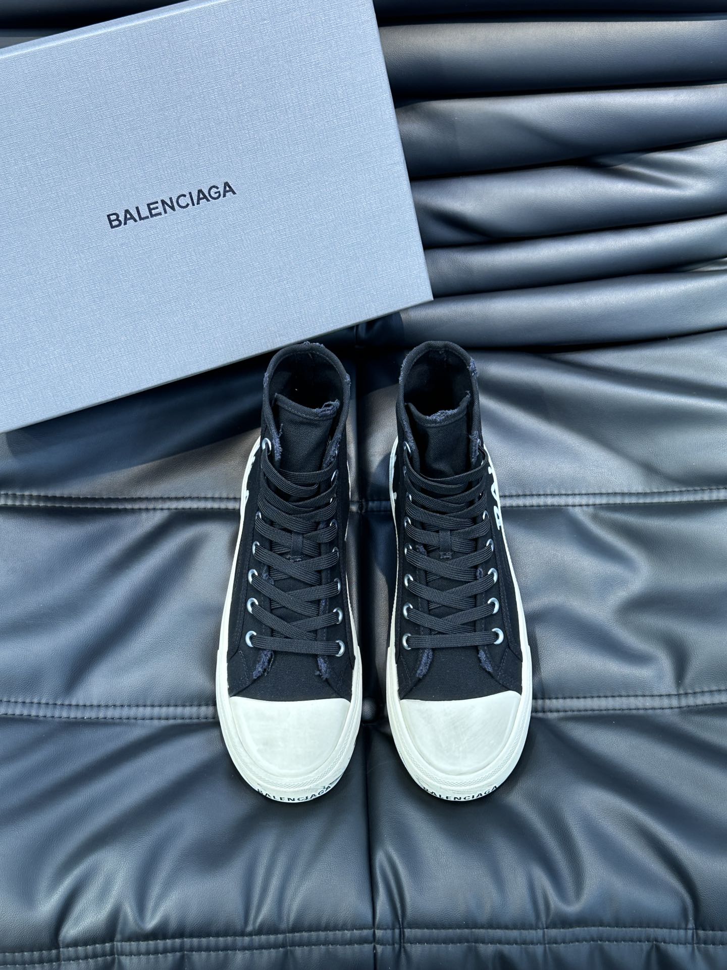 BALENCIAG*复古炮弹出击全新Paris高帮帆布鞋风格永续旧不过时！鞋面帆布轻薄透气鞋头的小鸭子嘴