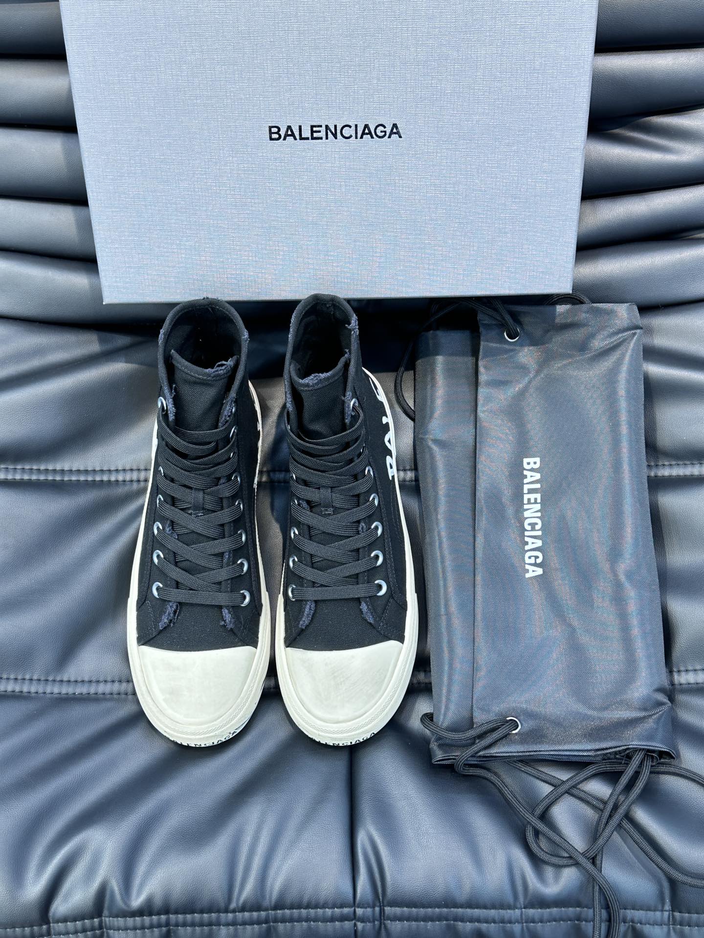 BALENCIAG*复古炮弹出击全新Paris高帮帆布鞋风格永续旧不过时！鞋面帆布轻薄透气鞋头的小鸭子嘴