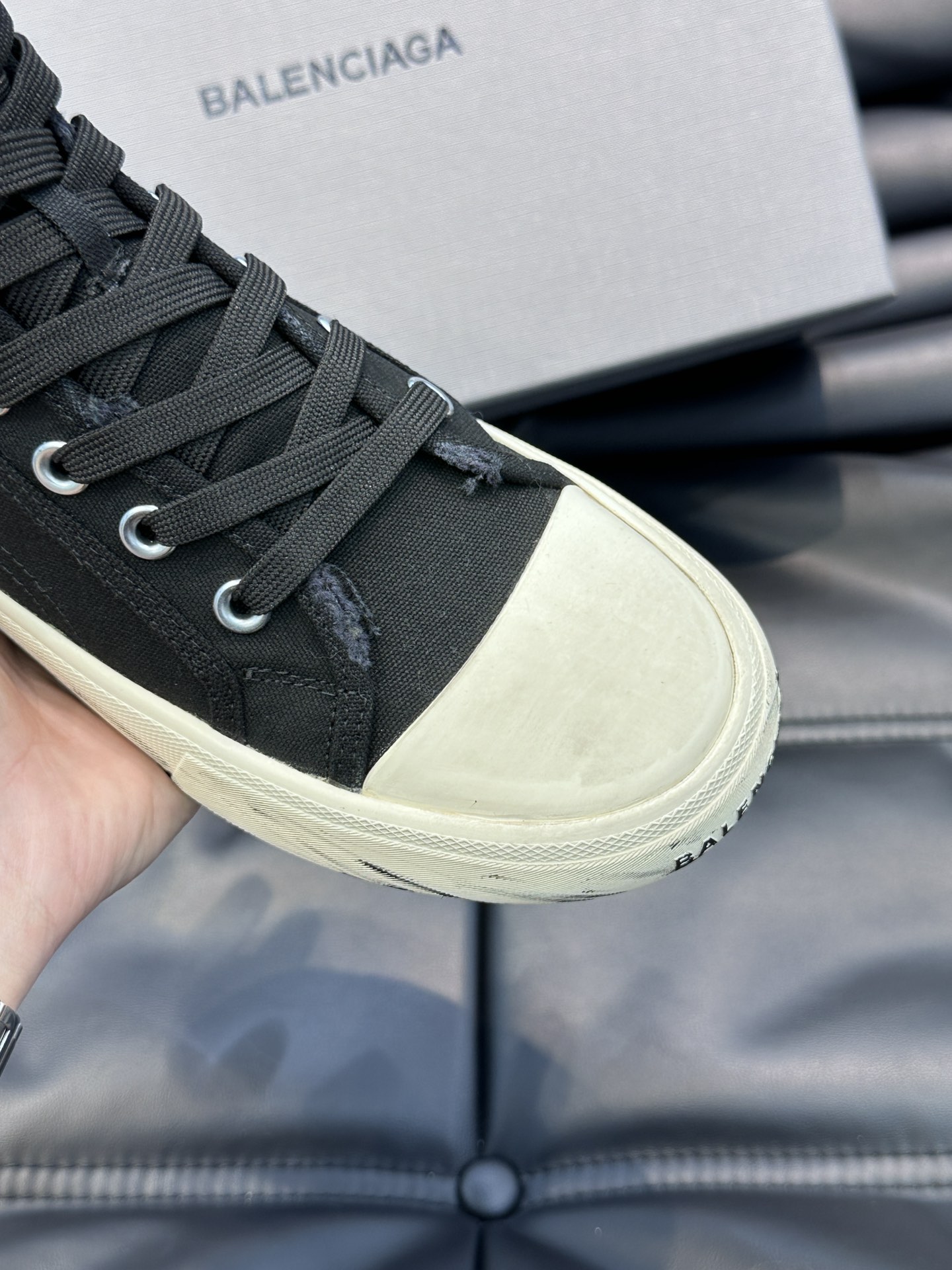 BALENCIAG*复古炮弹出击全新Paris高帮帆布鞋风格永续旧不过时！鞋面帆布轻薄透气鞋头的小鸭子嘴