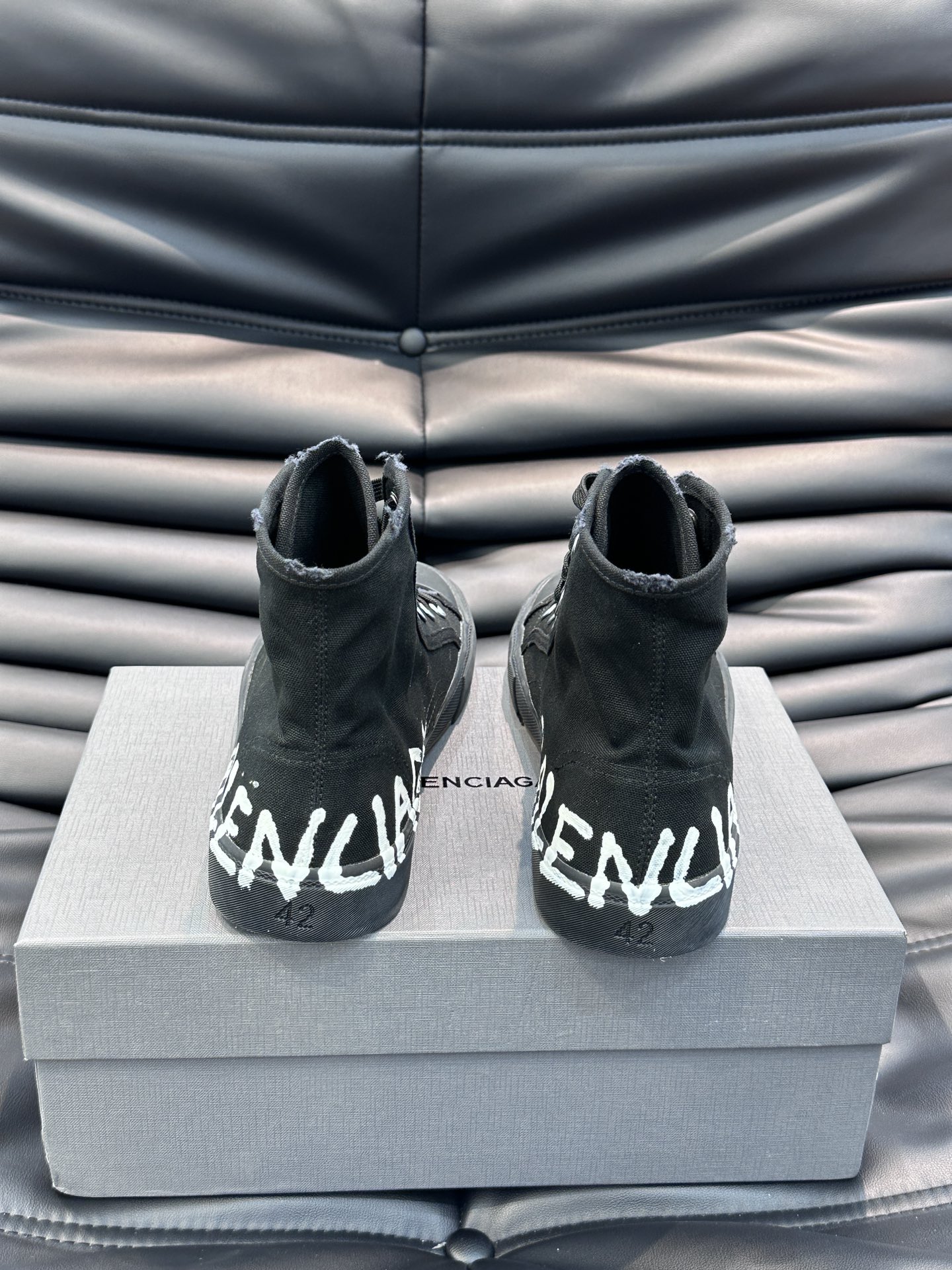 BALENCIAG*复古炮弹出击全新Paris高帮帆布鞋风格永续旧不过时！鞋面帆布轻薄透气鞋头的小鸭子嘴