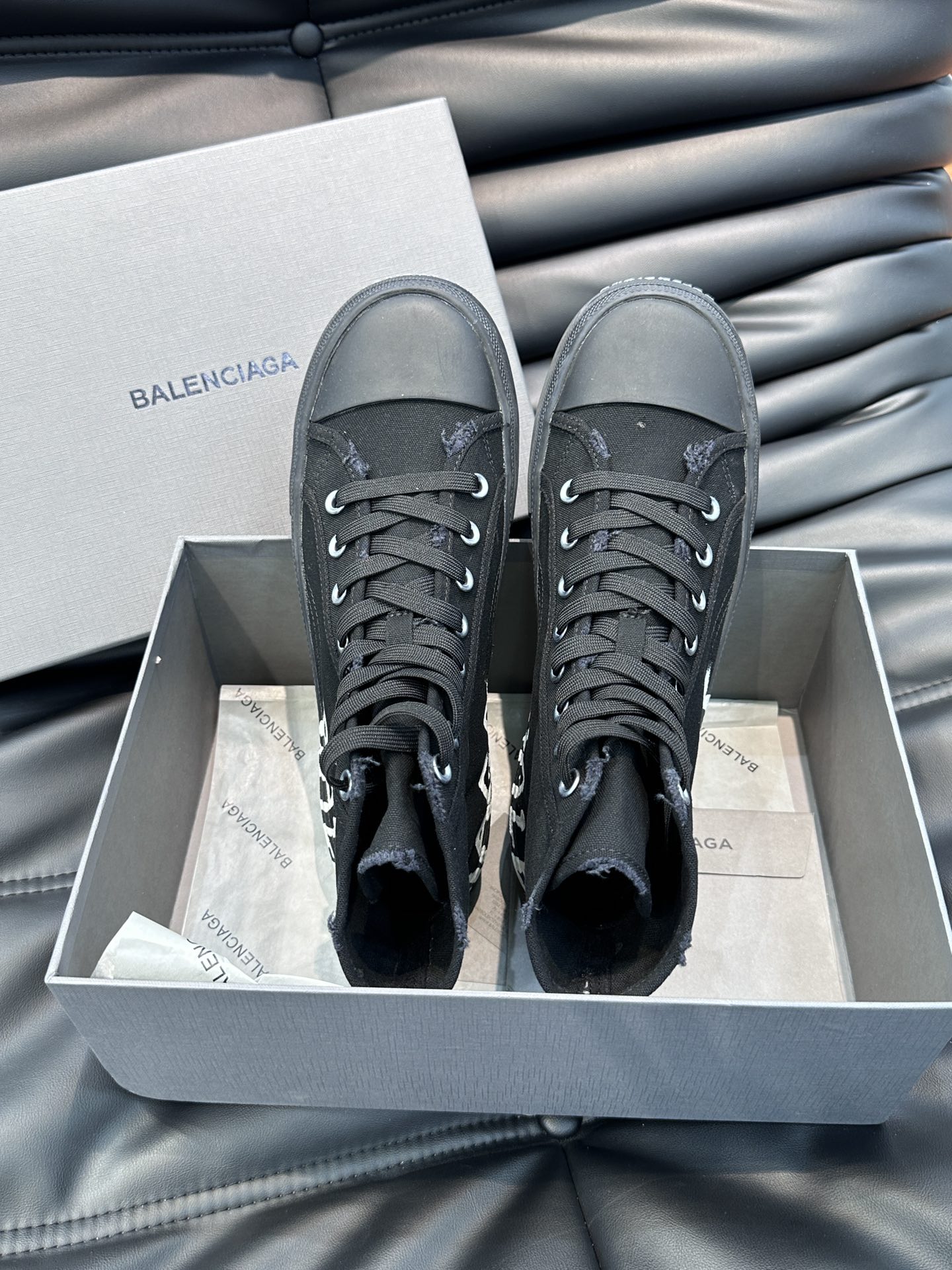 BALENCIAG*复古炮弹出击全新Paris高帮帆布鞋风格永续旧不过时！鞋面帆布轻薄透气鞋头的小鸭子嘴