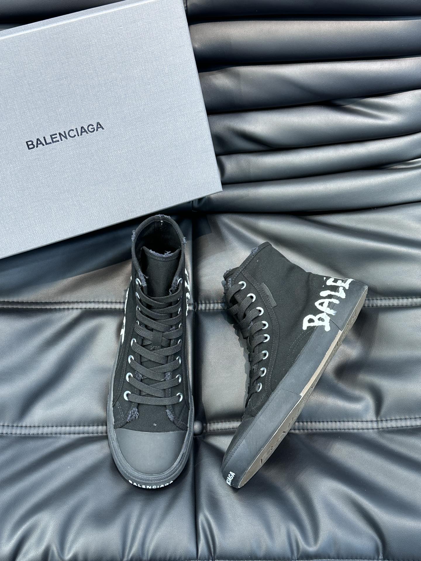 BALENCIAG*复古炮弹出击全新Paris高帮帆布鞋风格永续旧不过时！鞋面帆布轻薄透气鞋头的小鸭子嘴