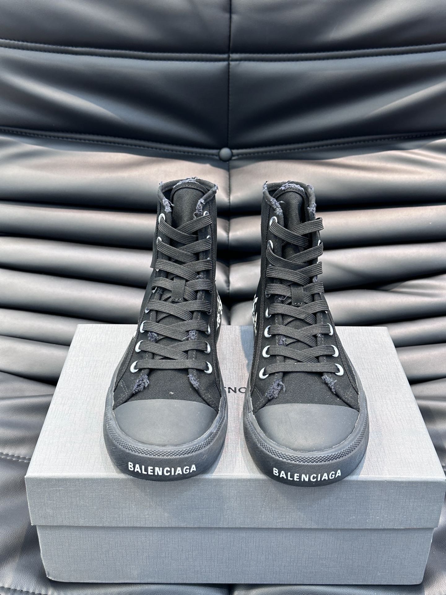 BALENCIAG*复古炮弹出击全新Paris高帮帆布鞋风格永续旧不过时！鞋面帆布轻薄透气鞋头的小鸭子嘴