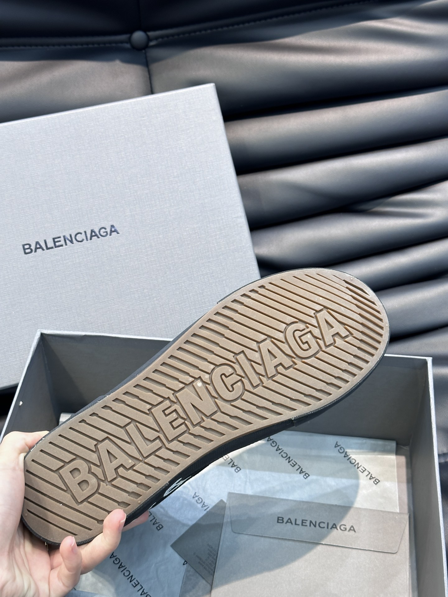 BALENCIAG*复古炮弹出击全新Paris高帮帆布鞋风格永续旧不过时！鞋面帆布轻薄透气鞋头的小鸭子嘴