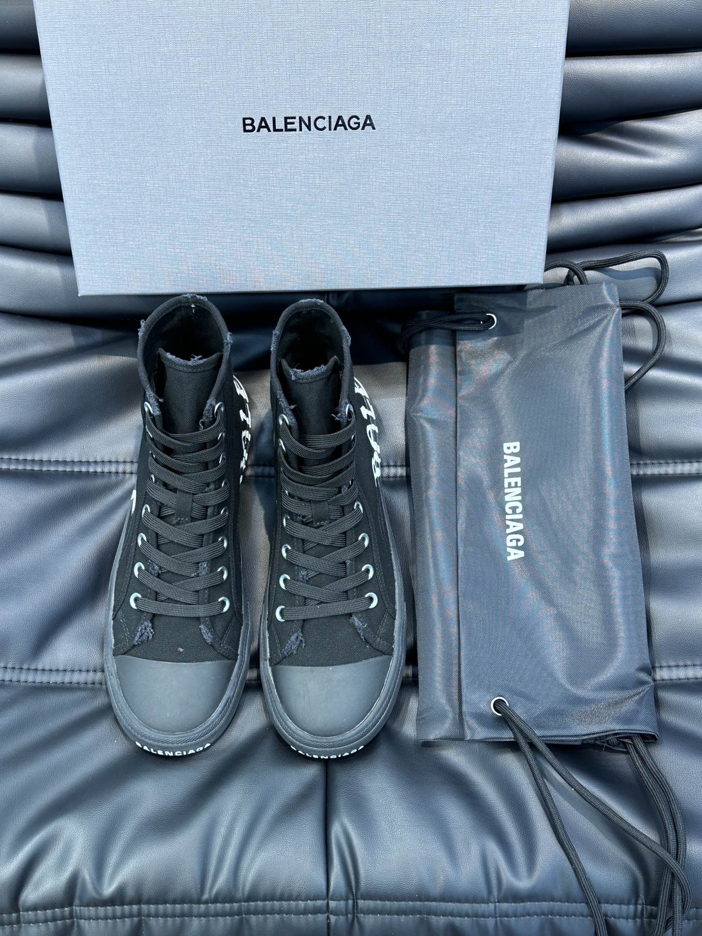 BALENCIAG*复古炮弹出击全新Paris高帮帆布鞋风格永续旧不过时！鞋面帆布轻薄透气鞋头的小鸭子嘴
