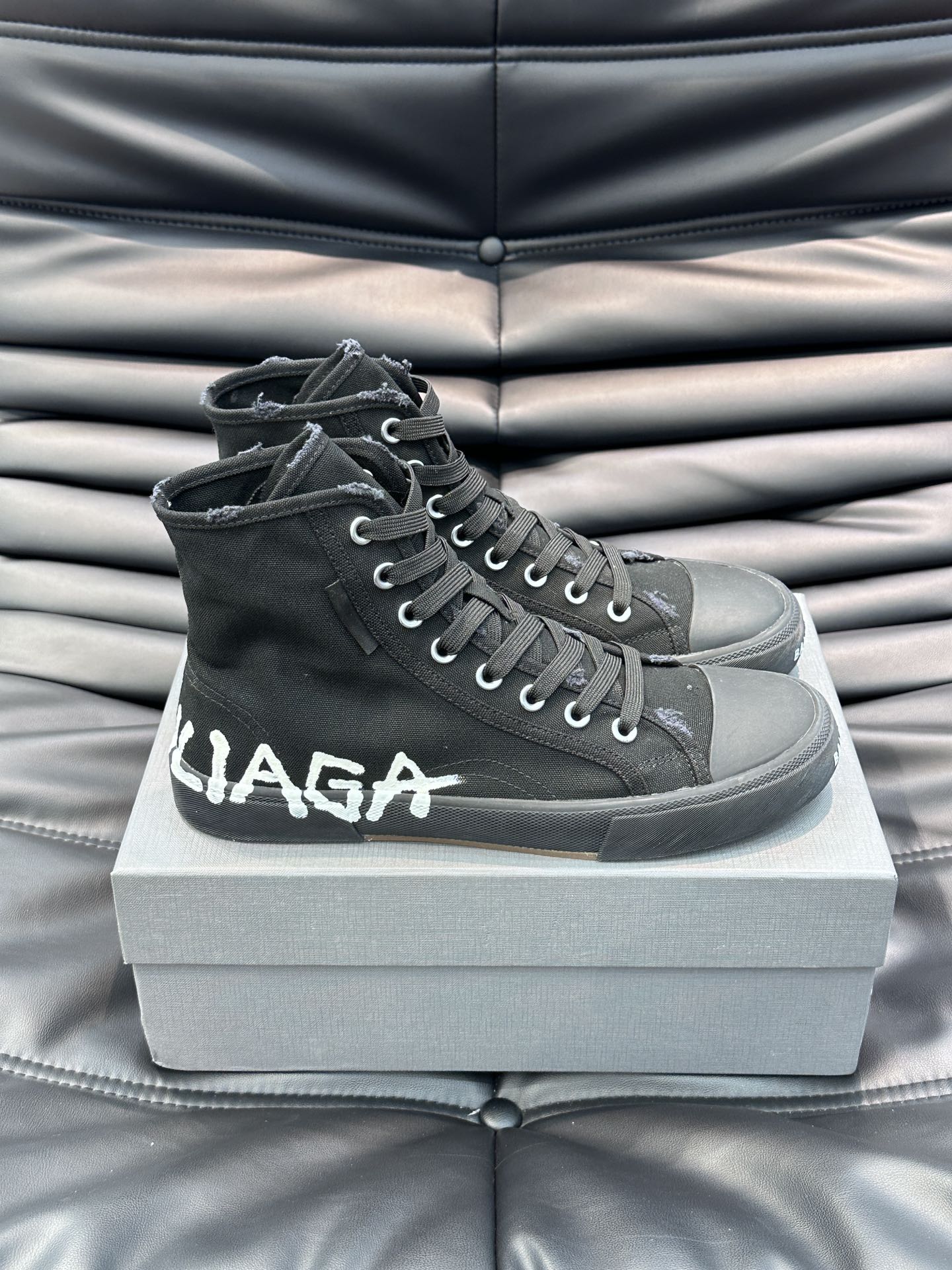 BALENCIAG*复古炮弹出击全新Paris高帮帆布鞋风格永续旧不过时！鞋面帆布轻薄透气鞋头的小鸭子嘴