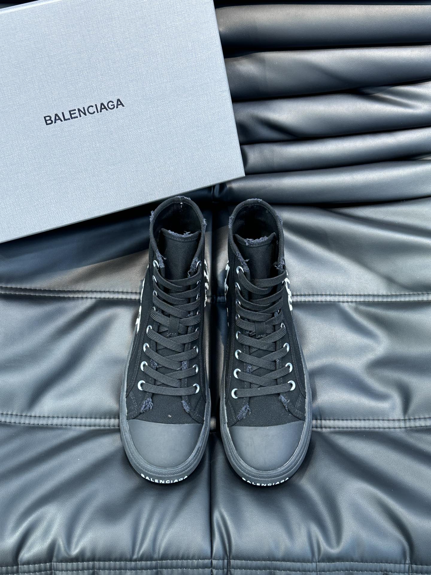 BALENCIAG*复古炮弹出击全新Paris高帮帆布鞋风格永续旧不过时！鞋面帆布轻薄透气鞋头的小鸭子嘴