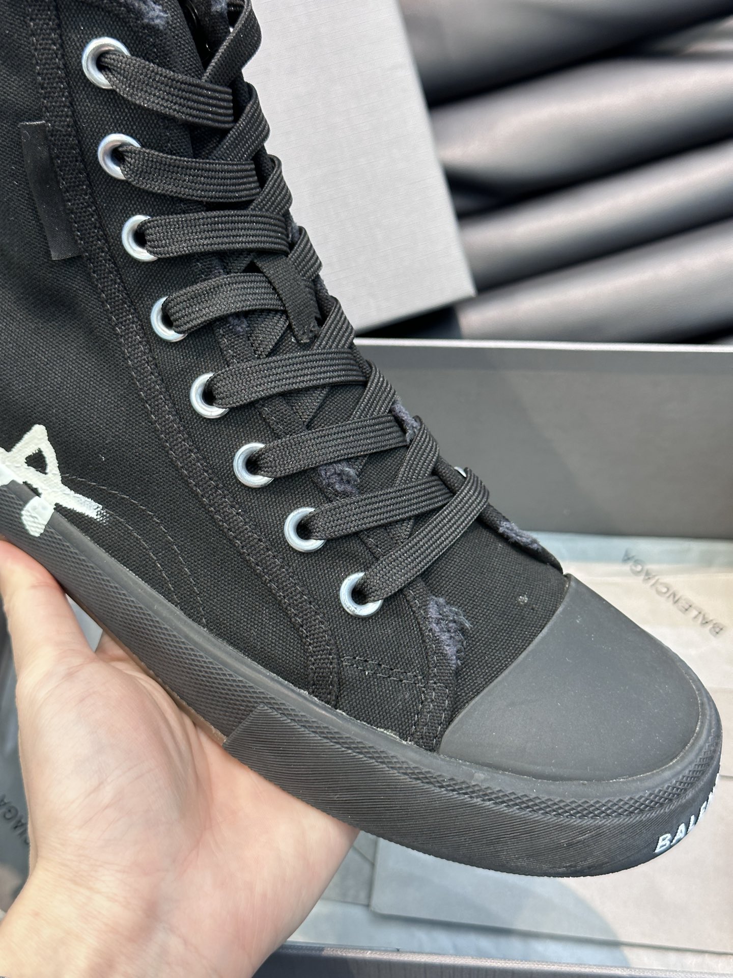 BALENCIAG*复古炮弹出击全新Paris高帮帆布鞋风格永续旧不过时！鞋面帆布轻薄透气鞋头的小鸭子嘴