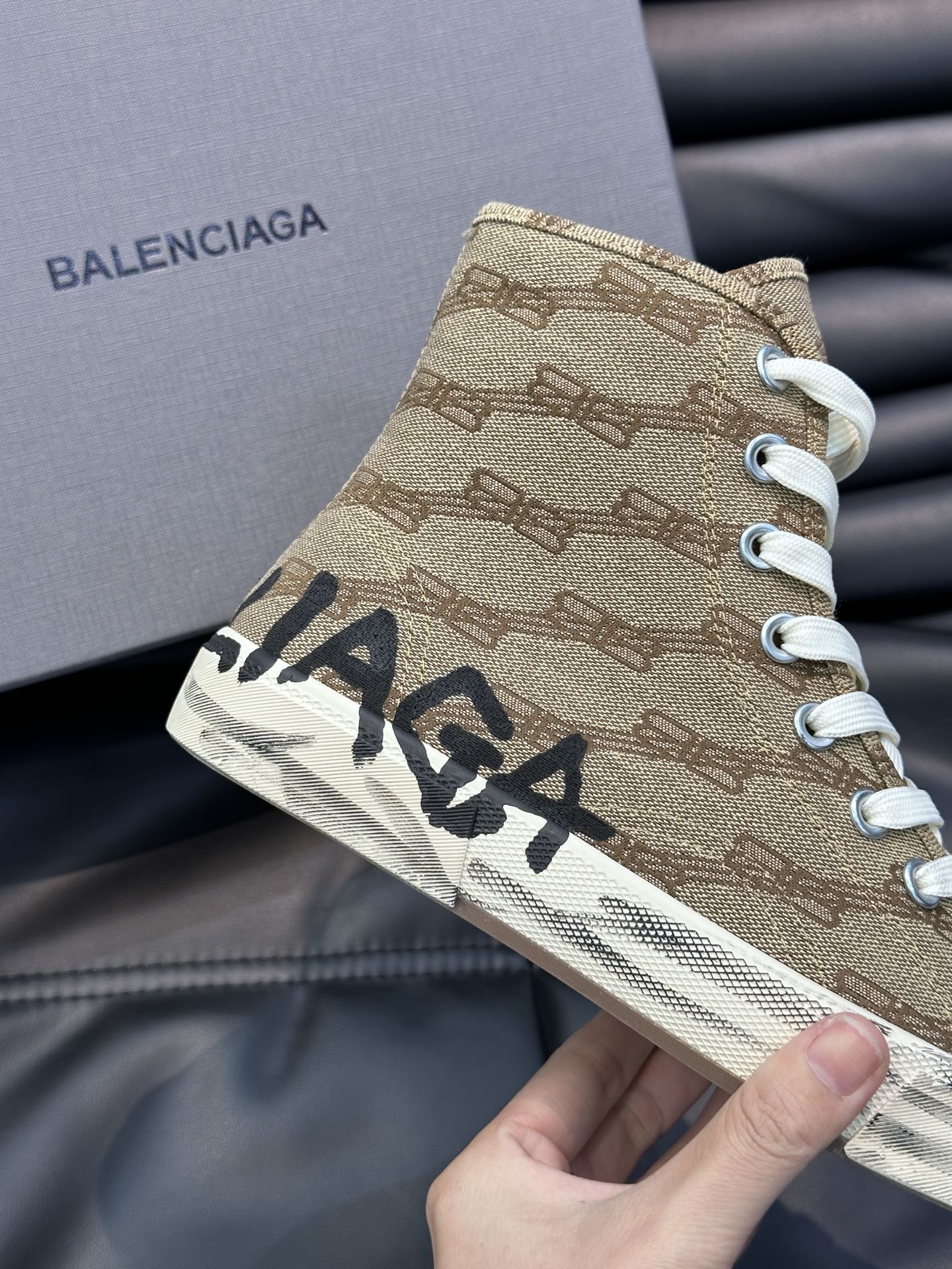 BALENCIAG*复古炮弹出击全新Paris高帮帆布鞋风格永续旧不过时！鞋面帆布轻薄透气鞋头的小鸭子嘴