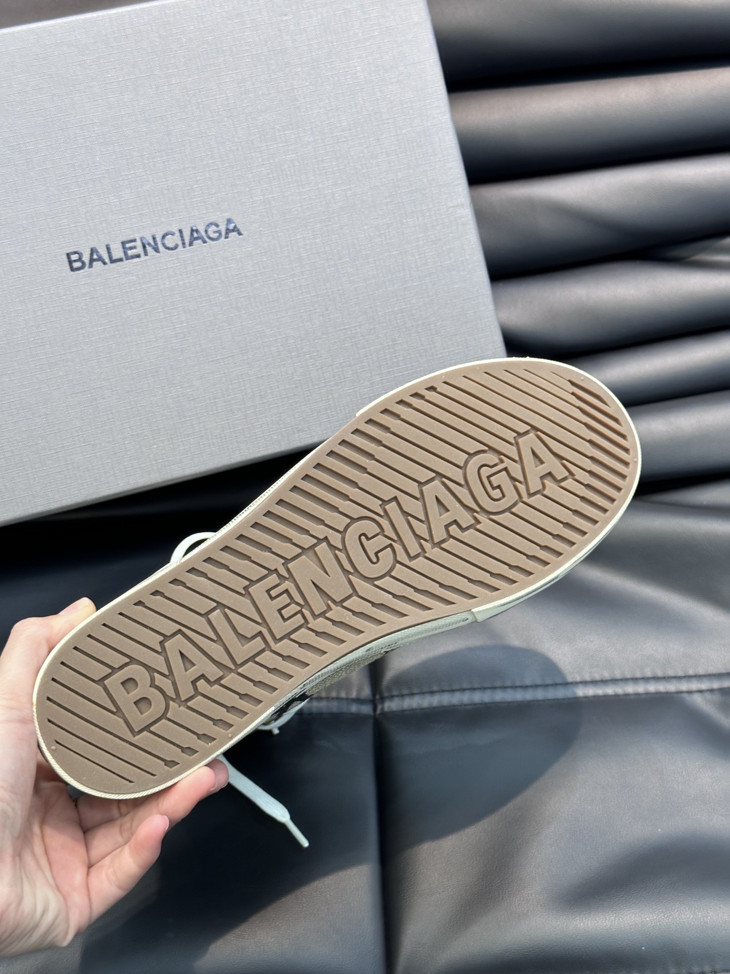 BALENCIAG*复古炮弹出击全新Paris高帮帆布鞋风格永续旧不过时！鞋面帆布轻薄透气鞋头的小鸭子嘴