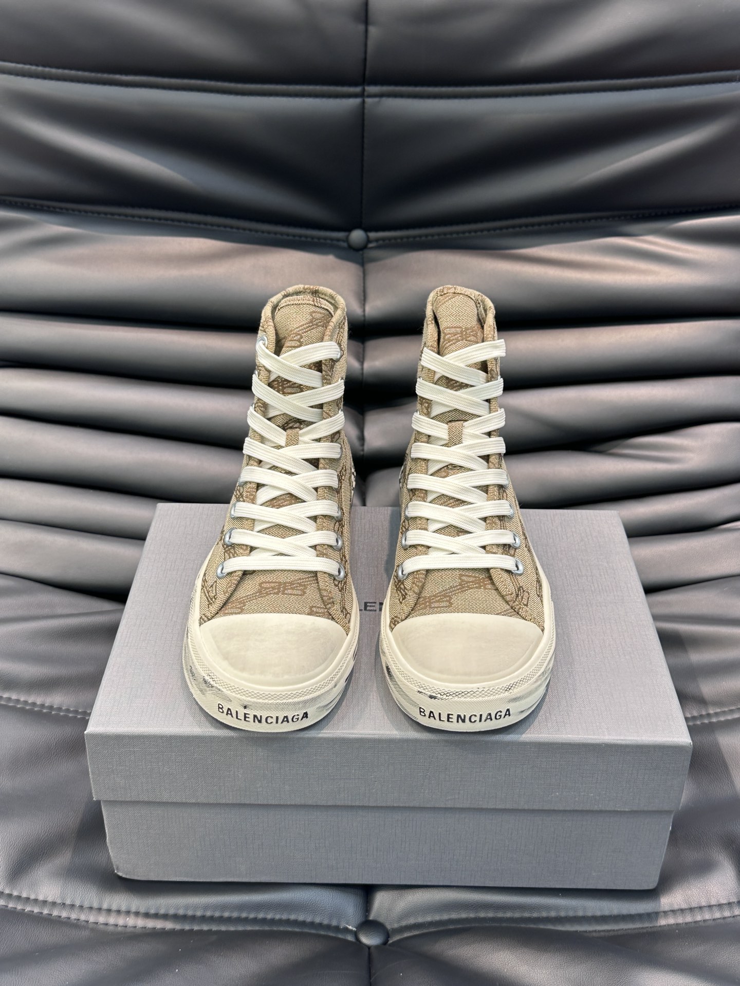 BALENCIAG*复古炮弹出击全新Paris高帮帆布鞋风格永续旧不过时！鞋面帆布轻薄透气鞋头的小鸭子嘴
