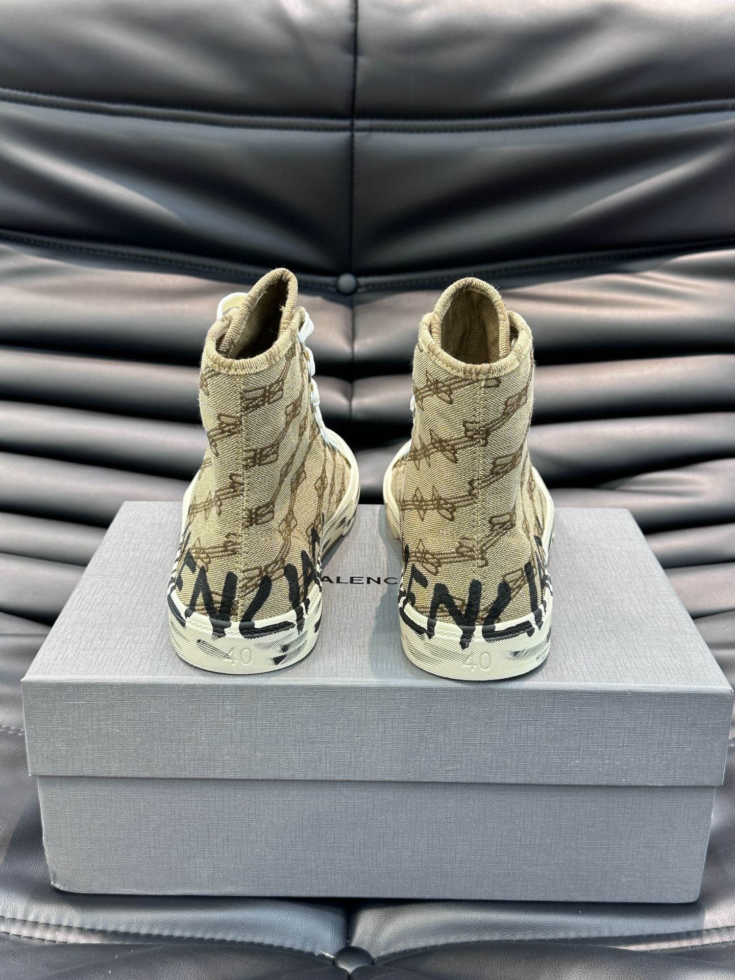 BALENCIAG*复古炮弹出击全新Paris高帮帆布鞋风格永续旧不过时！鞋面帆布轻薄透气鞋头的小鸭子嘴
