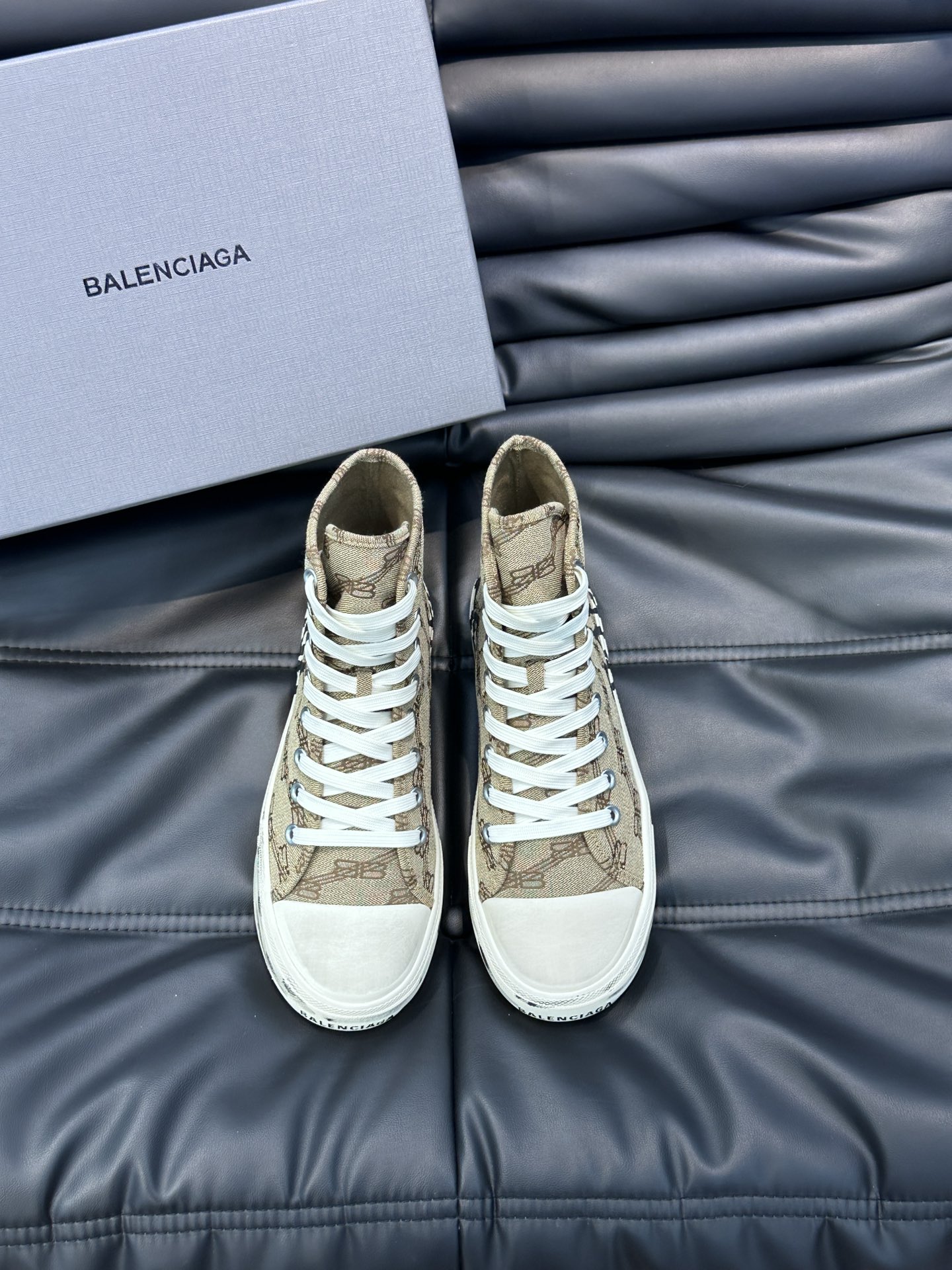 BALENCIAG*复古炮弹出击全新Paris高帮帆布鞋风格永续旧不过时！鞋面帆布轻薄透气鞋头的小鸭子嘴