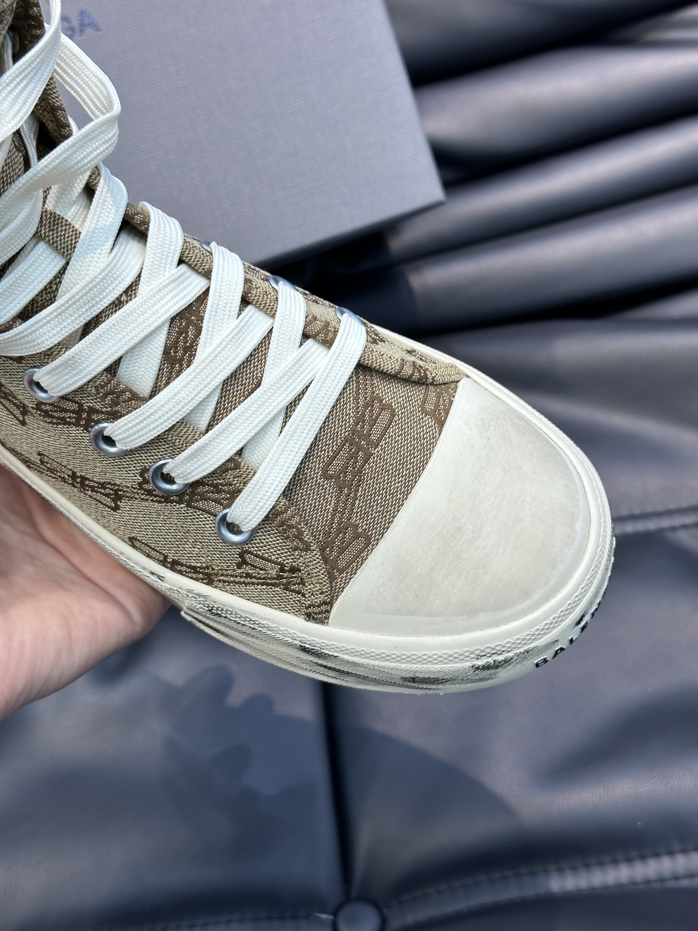 BALENCIAG*复古炮弹出击全新Paris高帮帆布鞋风格永续旧不过时！鞋面帆布轻薄透气鞋头的小鸭子嘴