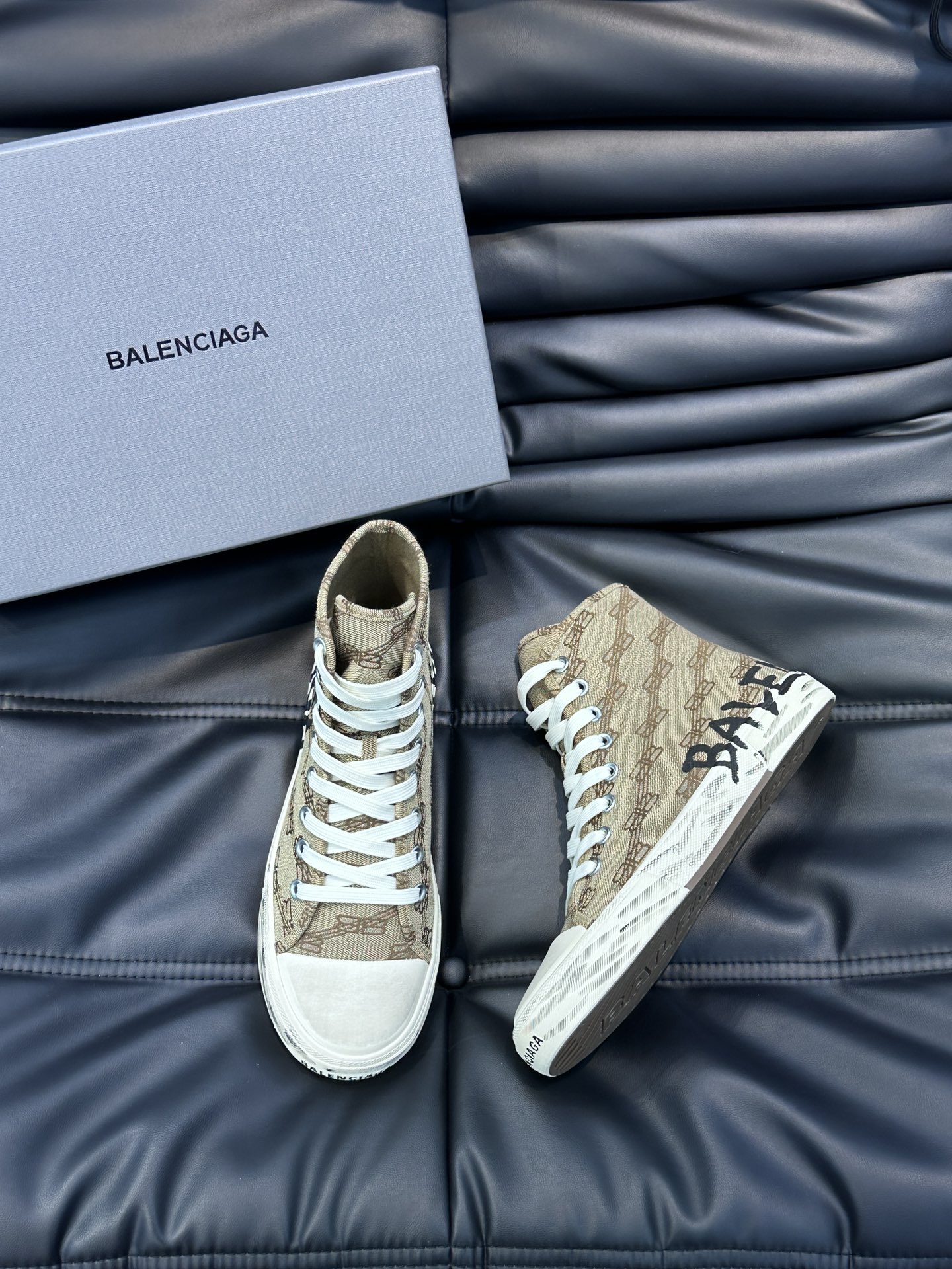BALENCIAG*复古炮弹出击全新Paris高帮帆布鞋风格永续旧不过时！鞋面帆布轻薄透气鞋头的小鸭子嘴