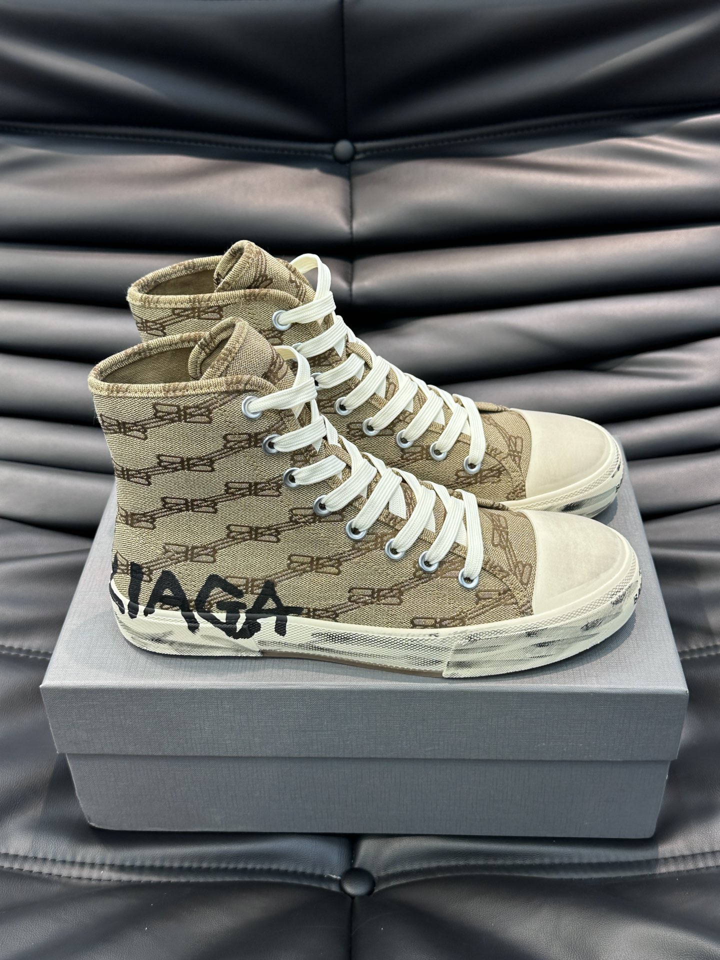 BALENCIAG*复古炮弹出击全新Paris高帮帆布鞋风格永续旧不过时！鞋面帆布轻薄透气鞋头的小鸭子嘴