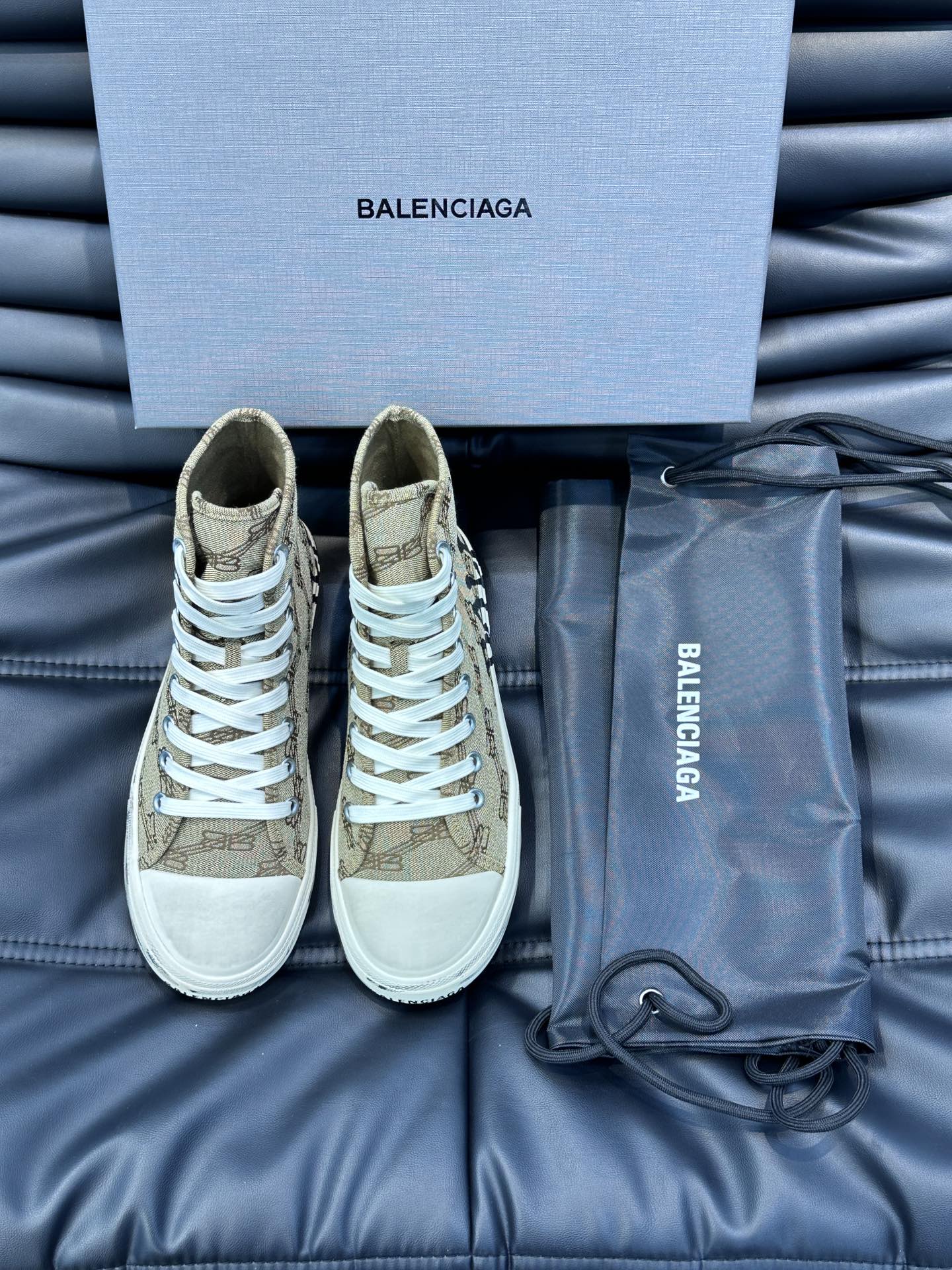BALENCIAG*复古炮弹出击全新Paris高帮帆布鞋风格永续旧不过时！鞋面帆布轻薄透气鞋头的小鸭子嘴