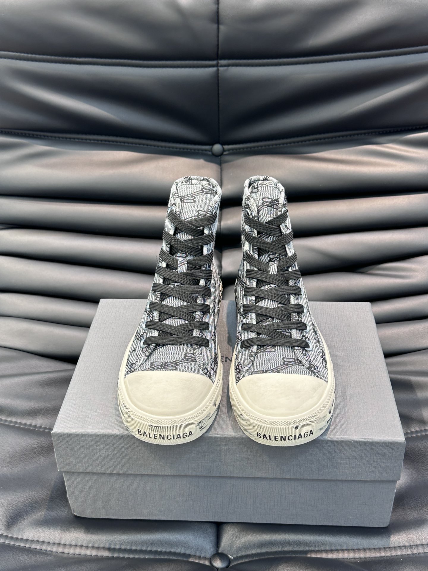BALENCIAG*复古炮弹出击全新Paris高帮帆布鞋风格永续旧不过时！鞋面帆布轻薄透气鞋头的小鸭子嘴