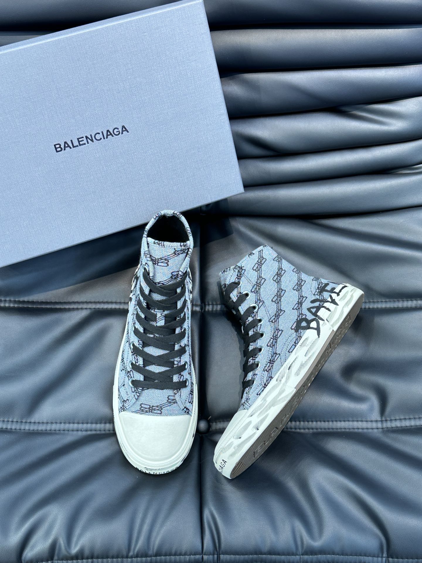 BALENCIAG*复古炮弹出击全新Paris高帮帆布鞋风格永续旧不过时！鞋面帆布轻薄透气鞋头的小鸭子嘴