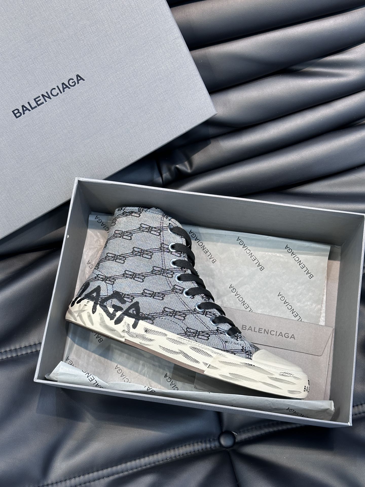 BALENCIAG*复古炮弹出击全新Paris高帮帆布鞋风格永续旧不过时！鞋面帆布轻薄透气鞋头的小鸭子嘴