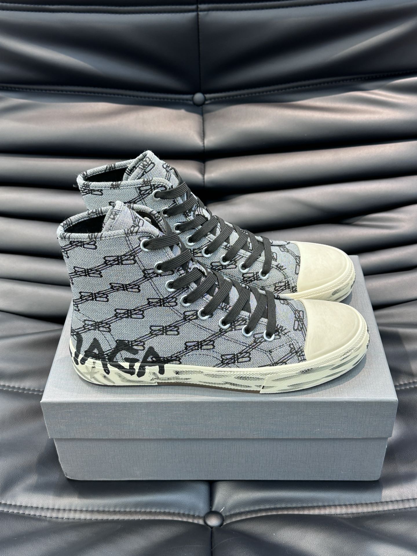 BALENCIAG*复古炮弹出击全新Paris高帮帆布鞋风格永续旧不过时！鞋面帆布轻薄透气鞋头的小鸭子嘴