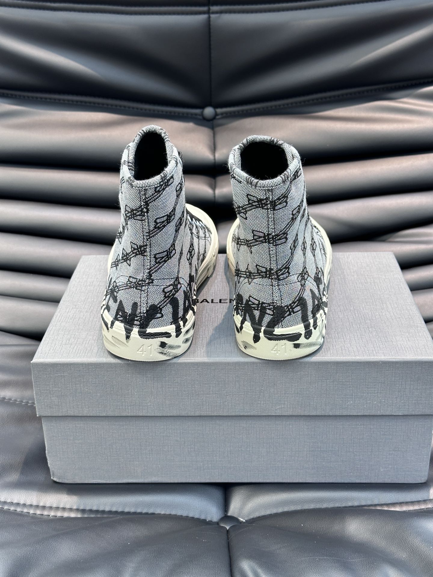 BALENCIAG*复古炮弹出击全新Paris高帮帆布鞋风格永续旧不过时！鞋面帆布轻薄透气鞋头的小鸭子嘴