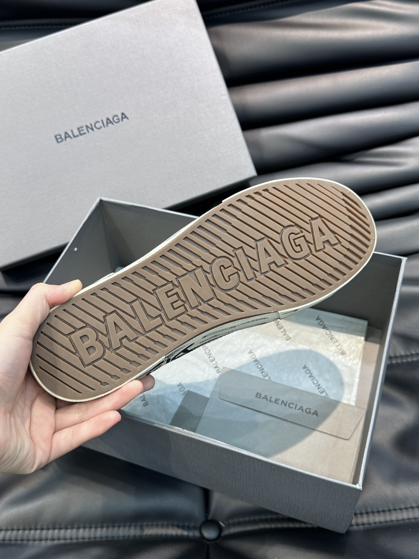 BALENCIAG*复古炮弹出击全新Paris高帮帆布鞋风格永续旧不过时！鞋面帆布轻薄透气鞋头的小鸭子嘴