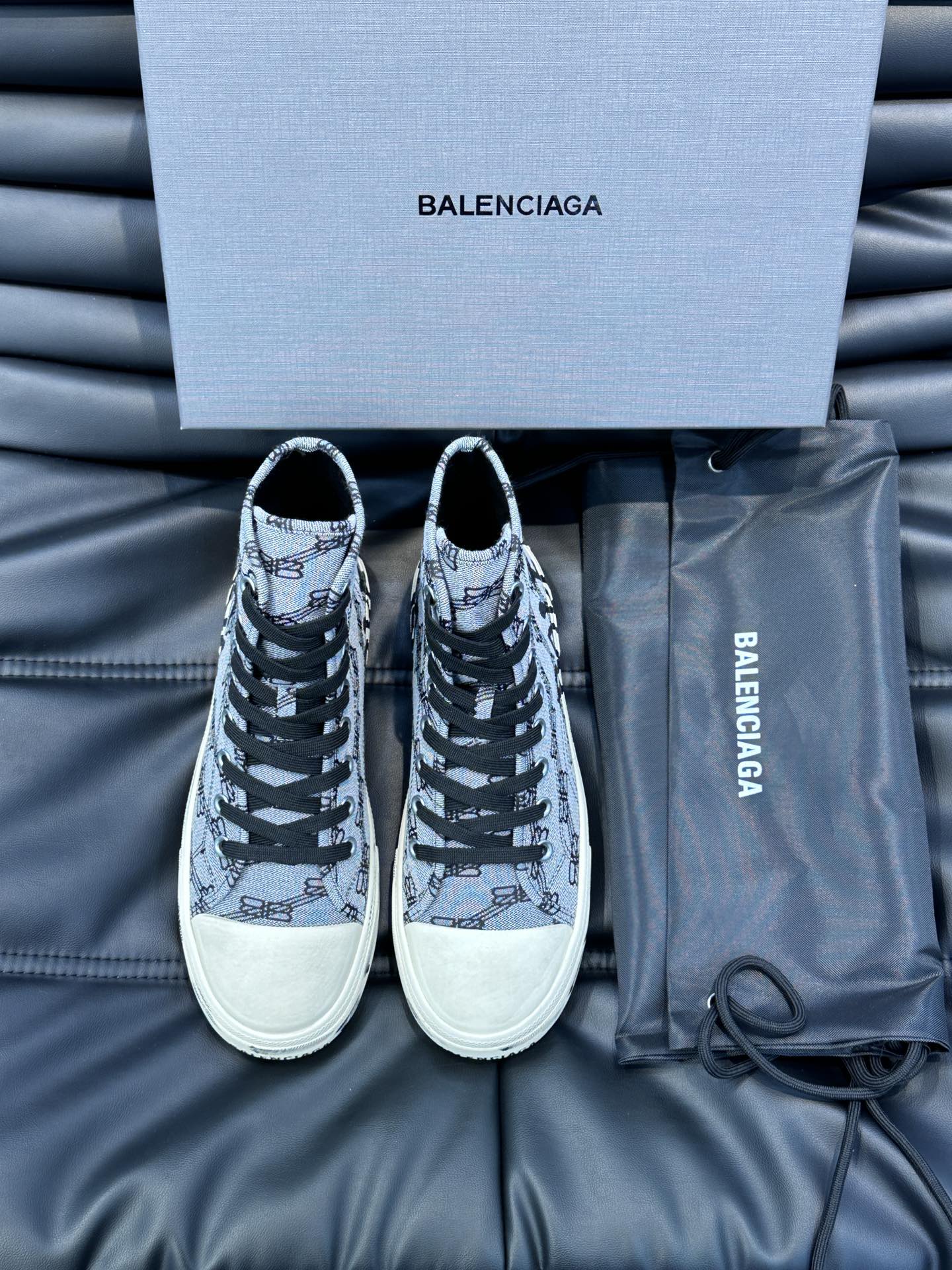 BALENCIAG*复古炮弹出击全新Paris高帮帆布鞋风格永续旧不过时！鞋面帆布轻薄透气鞋头的小鸭子嘴