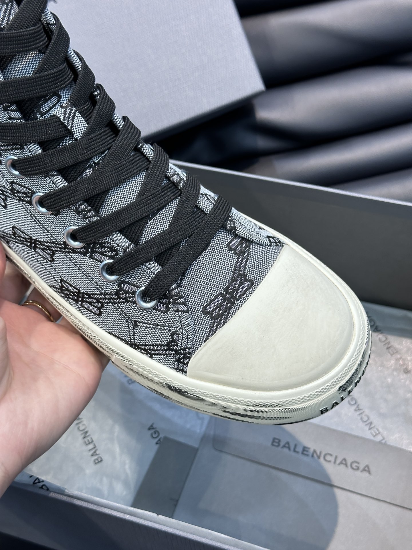 BALENCIAG*复古炮弹出击全新Paris高帮帆布鞋风格永续旧不过时！鞋面帆布轻薄透气鞋头的小鸭子嘴