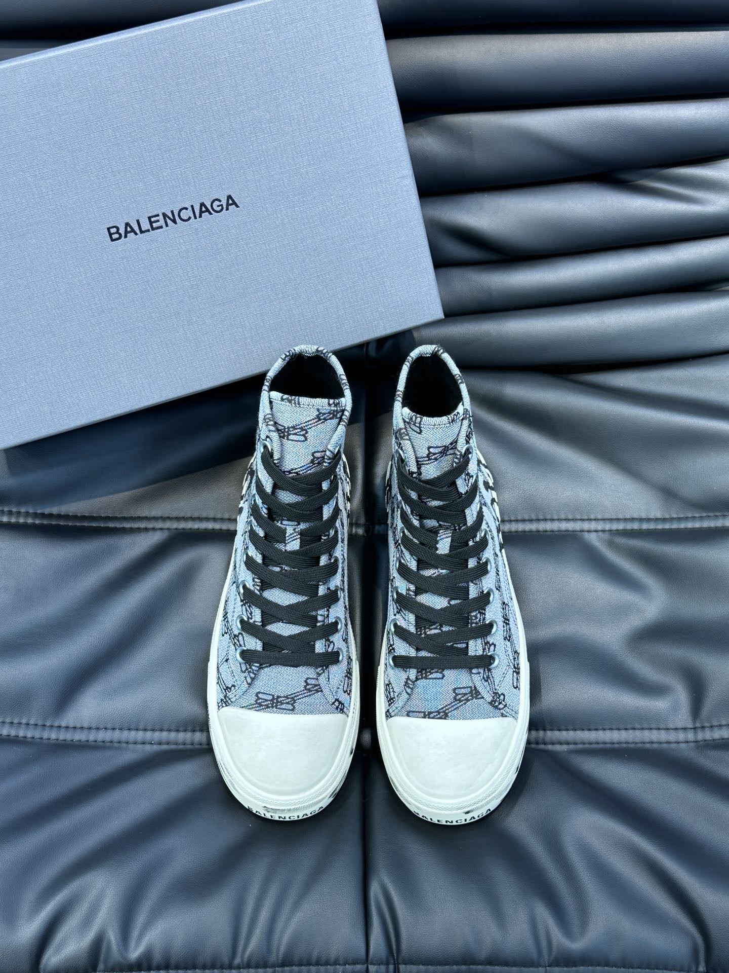 BALENCIAG*复古炮弹出击全新Paris高帮帆布鞋风格永续旧不过时！鞋面帆布轻薄透气鞋头的小鸭子嘴