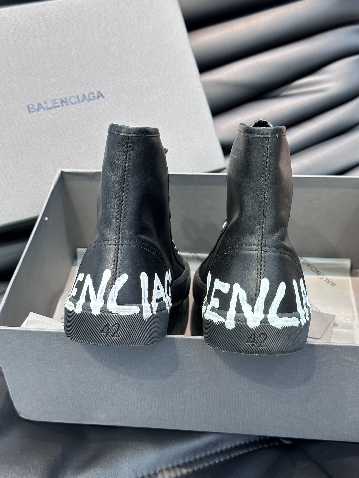 BALENCIAG*复古炮弹出击全新Paris高帮休闲鞋风格永续旧不过时！鞋面头层软牛皮材质鞋头的小鸭子