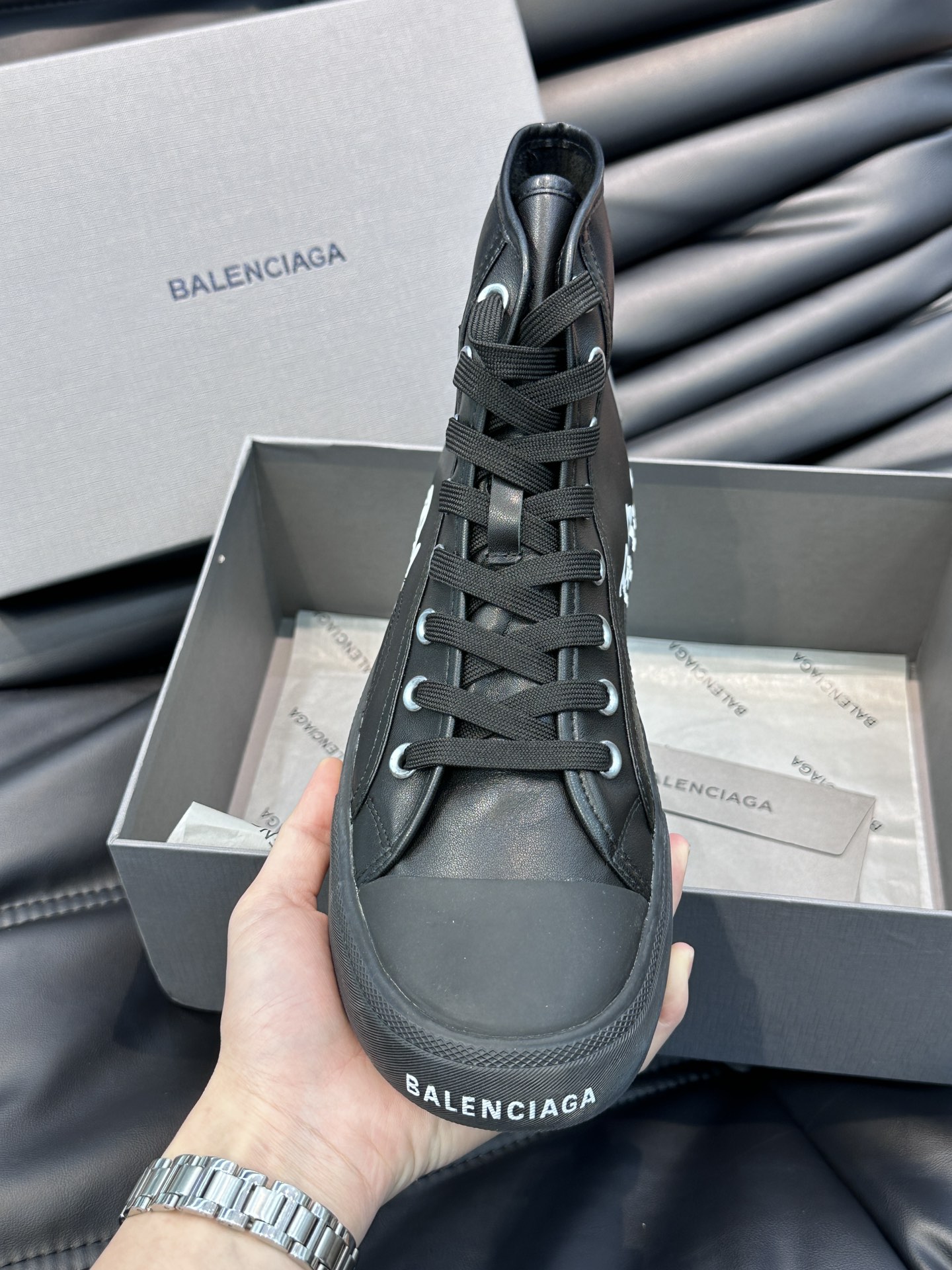 BALENCIAG*复古炮弹出击全新Paris高帮休闲鞋风格永续旧不过时！鞋面头层软牛皮材质鞋头的小鸭子