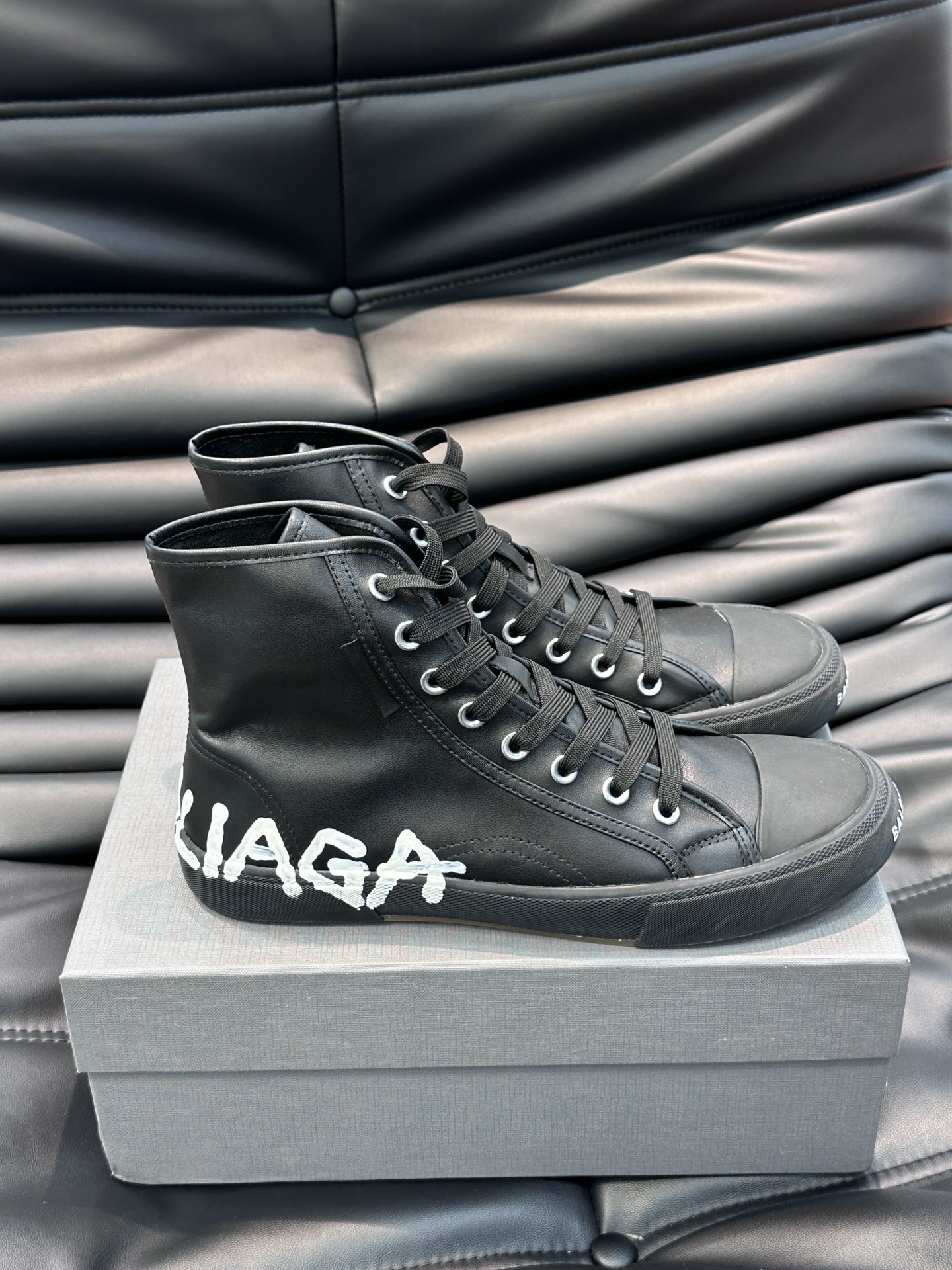BALENCIAG*复古炮弹出击全新Paris高帮休闲鞋风格永续旧不过时！鞋面头层软牛皮材质鞋头的小鸭子