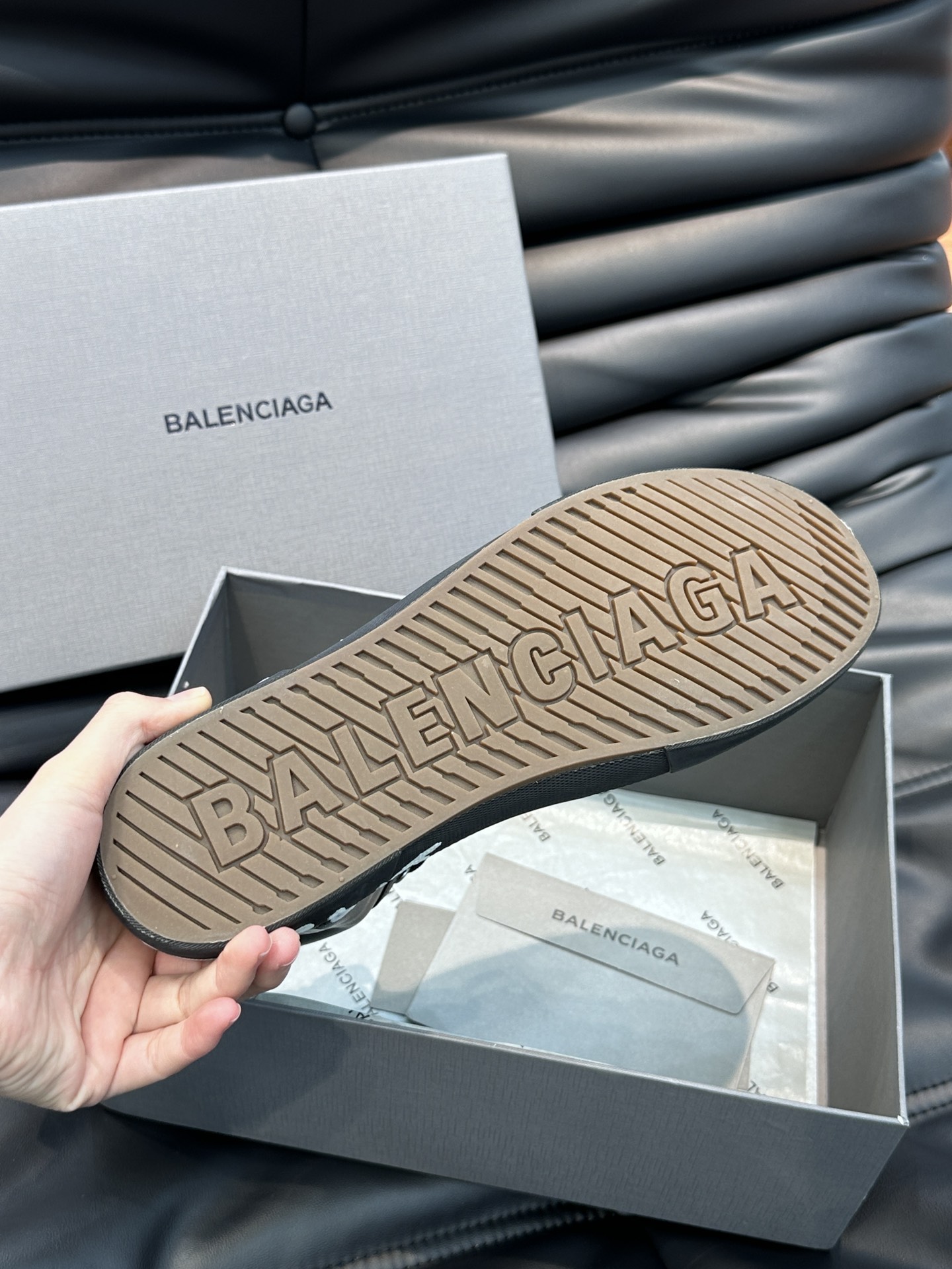 BALENCIAG*复古炮弹出击全新Paris高帮休闲鞋风格永续旧不过时！鞋面头层软牛皮材质鞋头的小鸭子