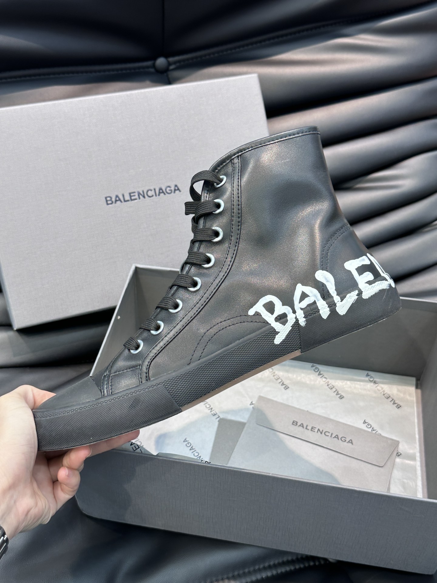 BALENCIAG*复古炮弹出击全新Paris高帮休闲鞋风格永续旧不过时！鞋面头层软牛皮材质鞋头的小鸭子
